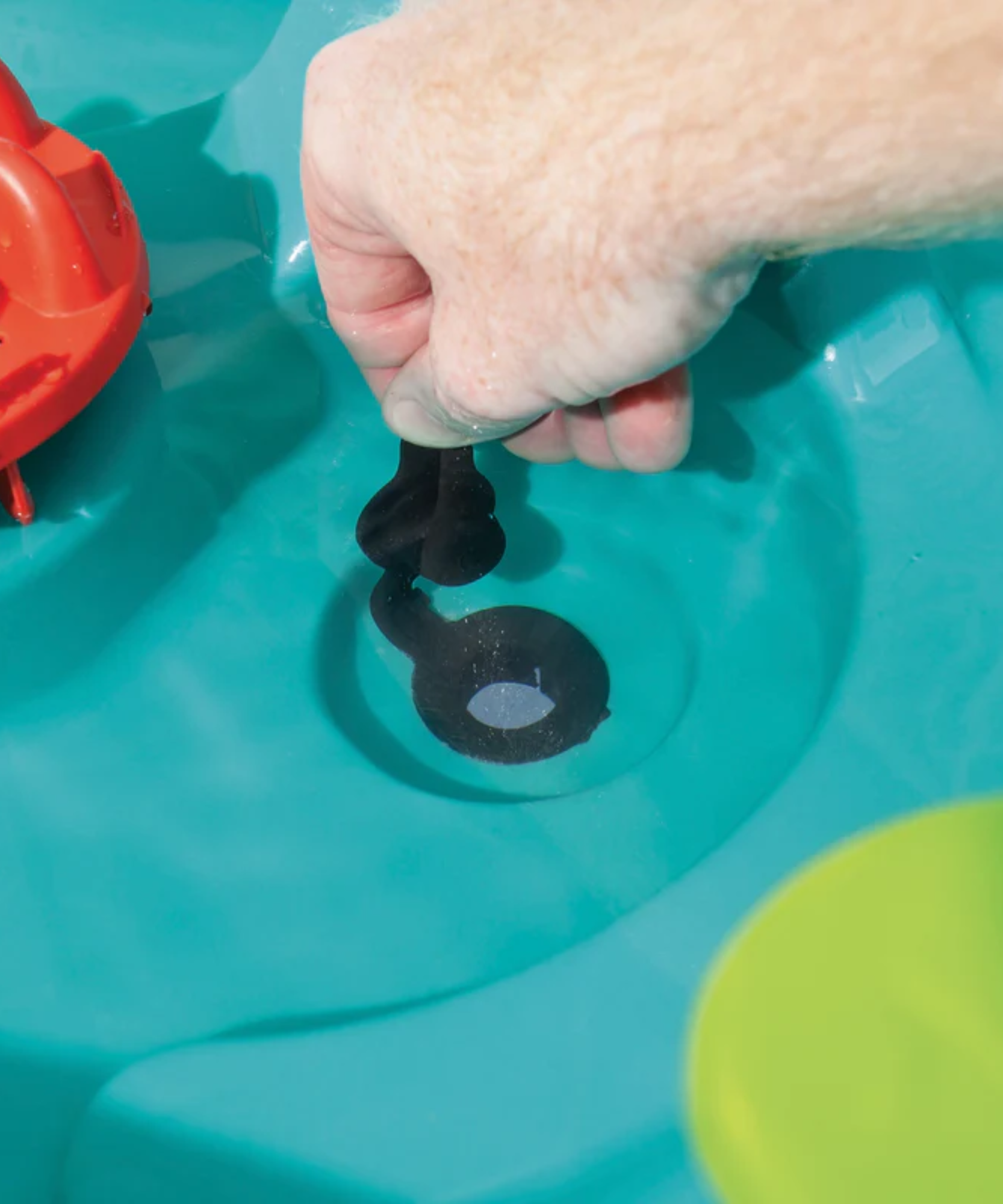 طاولة المياه سبلاش سيز من ستيب 2، طاولة مياه داخلية وخارجية، لعبة نشاط مع 10 قطع من الملحقات بما في ذلك القراصنة ولعبة STEM ومركز الأنشطة، مناسبة للأطفال من سن 1.5 سنة فما فوق