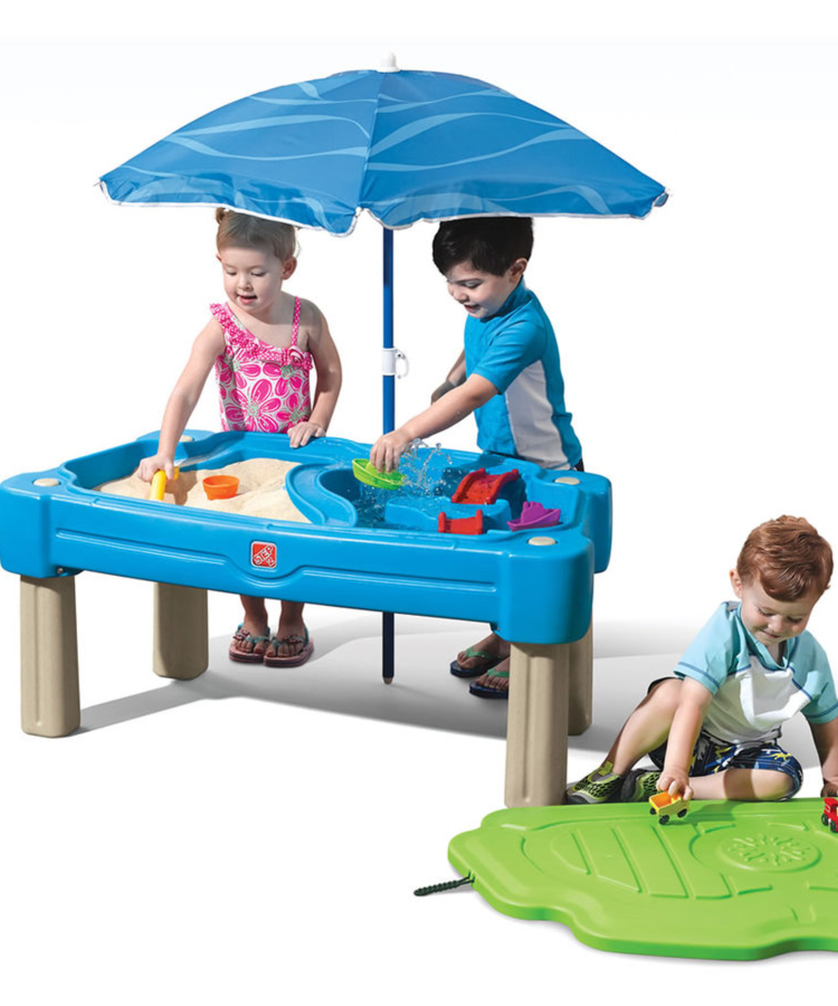مجموعة ألعاب ستيب 2 كاسكيدينج كوف مع مظلة، وطاولة رمل وماء خارجية مع غطاء، ومجموعة ألعاب حسية، ولعبة نشاط مع ملحقات من 6 قطع تتضمن قوارب ومجرفة ودلو، ولعبة STEM في الفناء الخلفي للأطفال من سن 1.5 سنة فما فوق