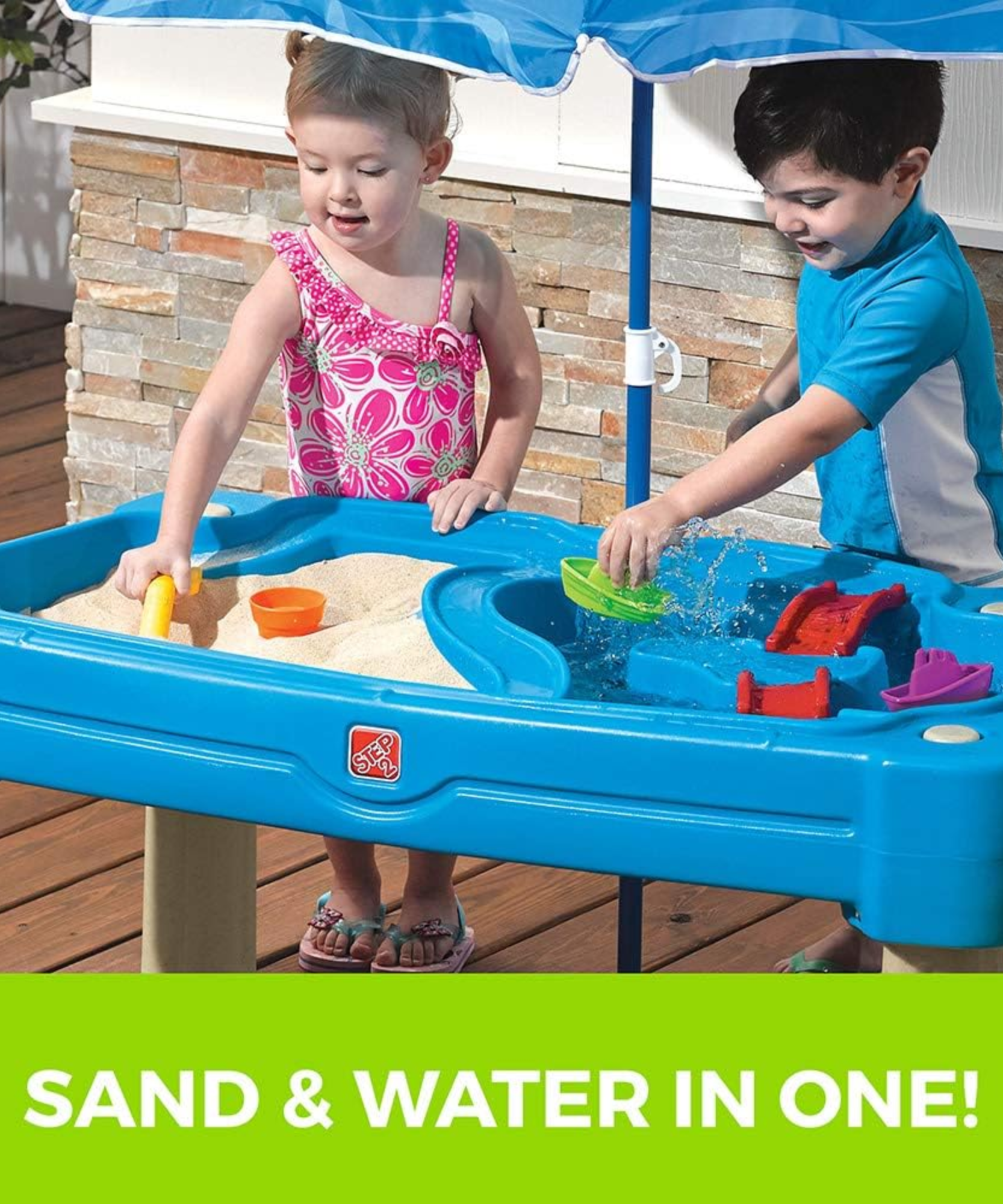 مجموعة ألعاب ستيب 2 كاسكيدينج كوف مع مظلة، وطاولة رمل وماء خارجية مع غطاء، ومجموعة ألعاب حسية، ولعبة نشاط مع ملحقات من 6 قطع تتضمن قوارب ومجرفة ودلو، ولعبة STEM في الفناء الخلفي للأطفال من سن 1.5 سنة فما فوق