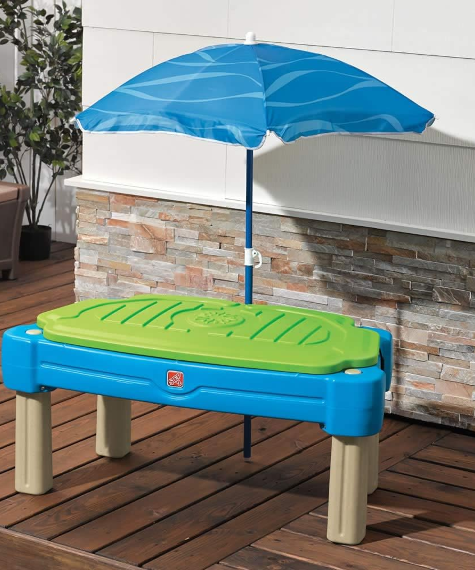 مجموعة ألعاب ستيب 2 كاسكيدينج كوف مع مظلة، وطاولة رمل وماء خارجية مع غطاء، ومجموعة ألعاب حسية، ولعبة نشاط مع ملحقات من 6 قطع تتضمن قوارب ومجرفة ودلو، ولعبة STEM في الفناء الخلفي للأطفال من سن 1.5 سنة فما فوق