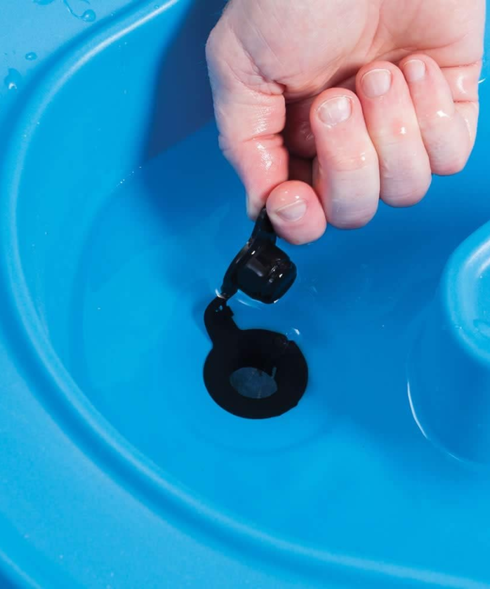 مجموعة ألعاب ستيب 2 كاسكيدينج كوف مع مظلة، وطاولة رمل وماء خارجية مع غطاء، ومجموعة ألعاب حسية، ولعبة نشاط مع ملحقات من 6 قطع تتضمن قوارب ومجرفة ودلو، ولعبة STEM في الفناء الخلفي للأطفال من سن 1.5 سنة فما فوق