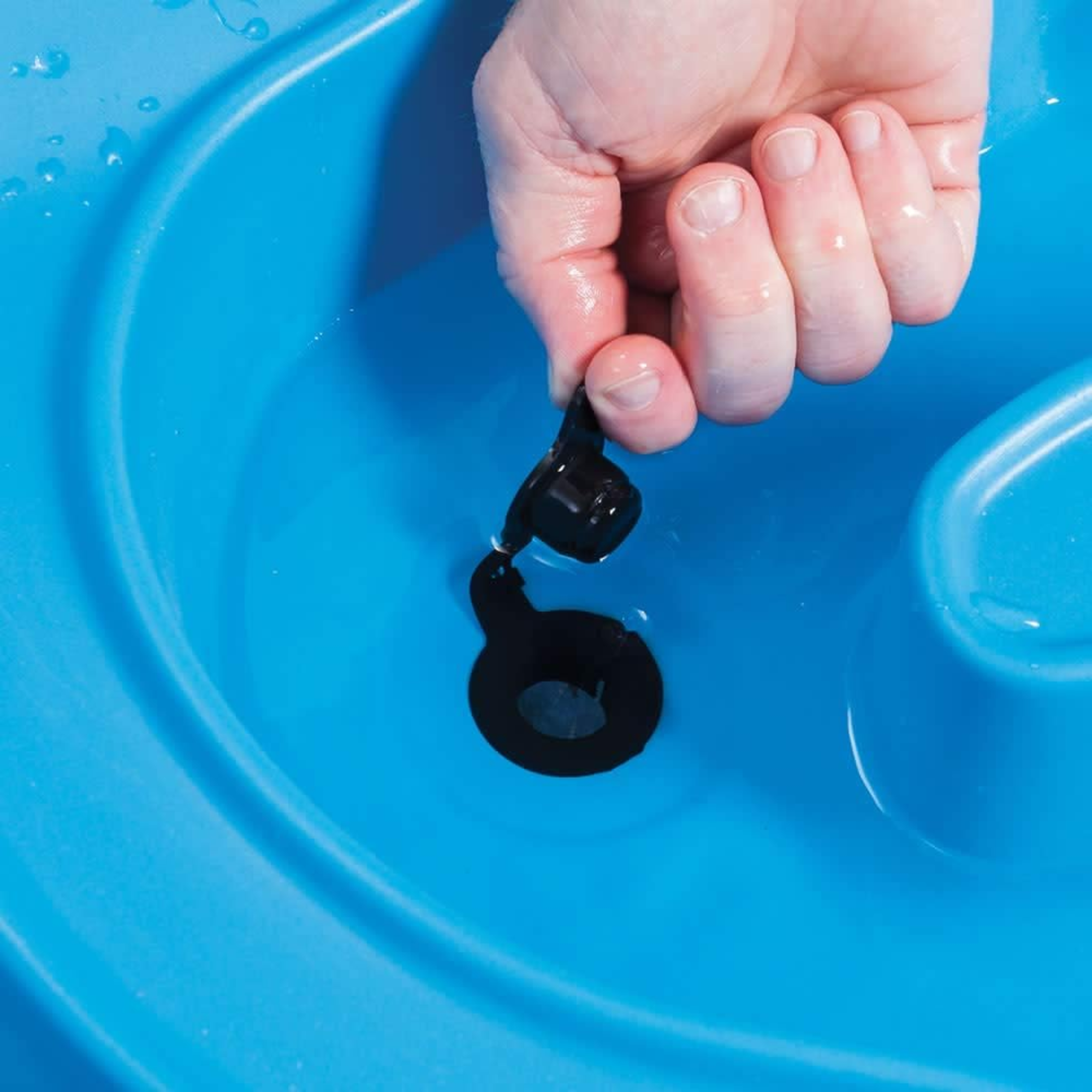 مجموعة ألعاب ستيب 2 كاسكيدينج كوف مع مظلة، وطاولة رمل وماء خارجية مع غطاء، ومجموعة ألعاب حسية، ولعبة نشاط مع ملحقات من 6 قطع تتضمن قوارب ومجرفة ودلو، ولعبة STEM في الفناء الخلفي للأطفال من سن 1.5 سنة فما فوق