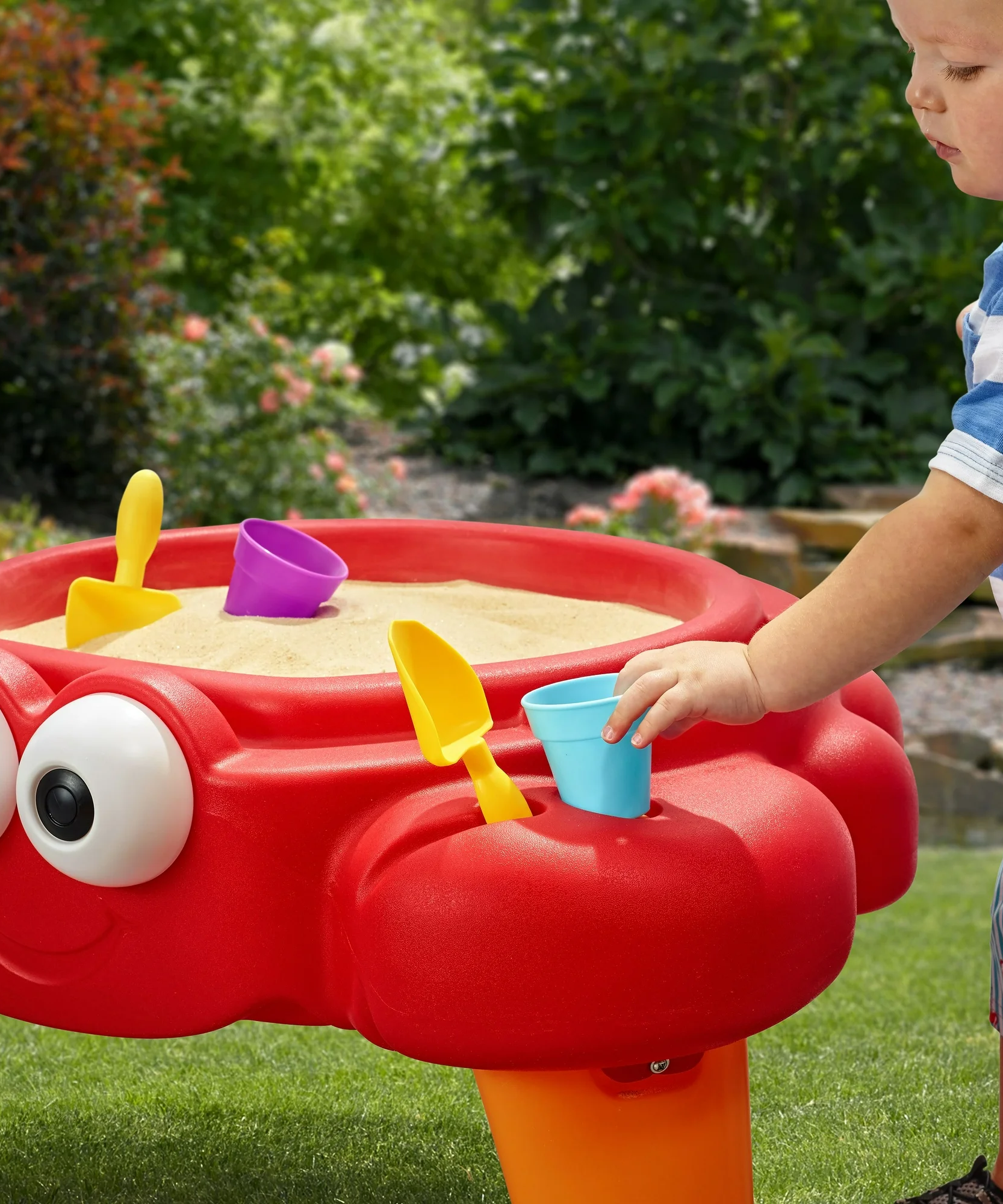 Step2 Crabbie Sand Table with Lid and Legs, Outdoor Sandbox, Sensory Play Activity Toy with 4 Piece Accessories, Backyard Garden Sandpit with 11 kg Holding Capacity, Suitable for Children Aged 1.5+