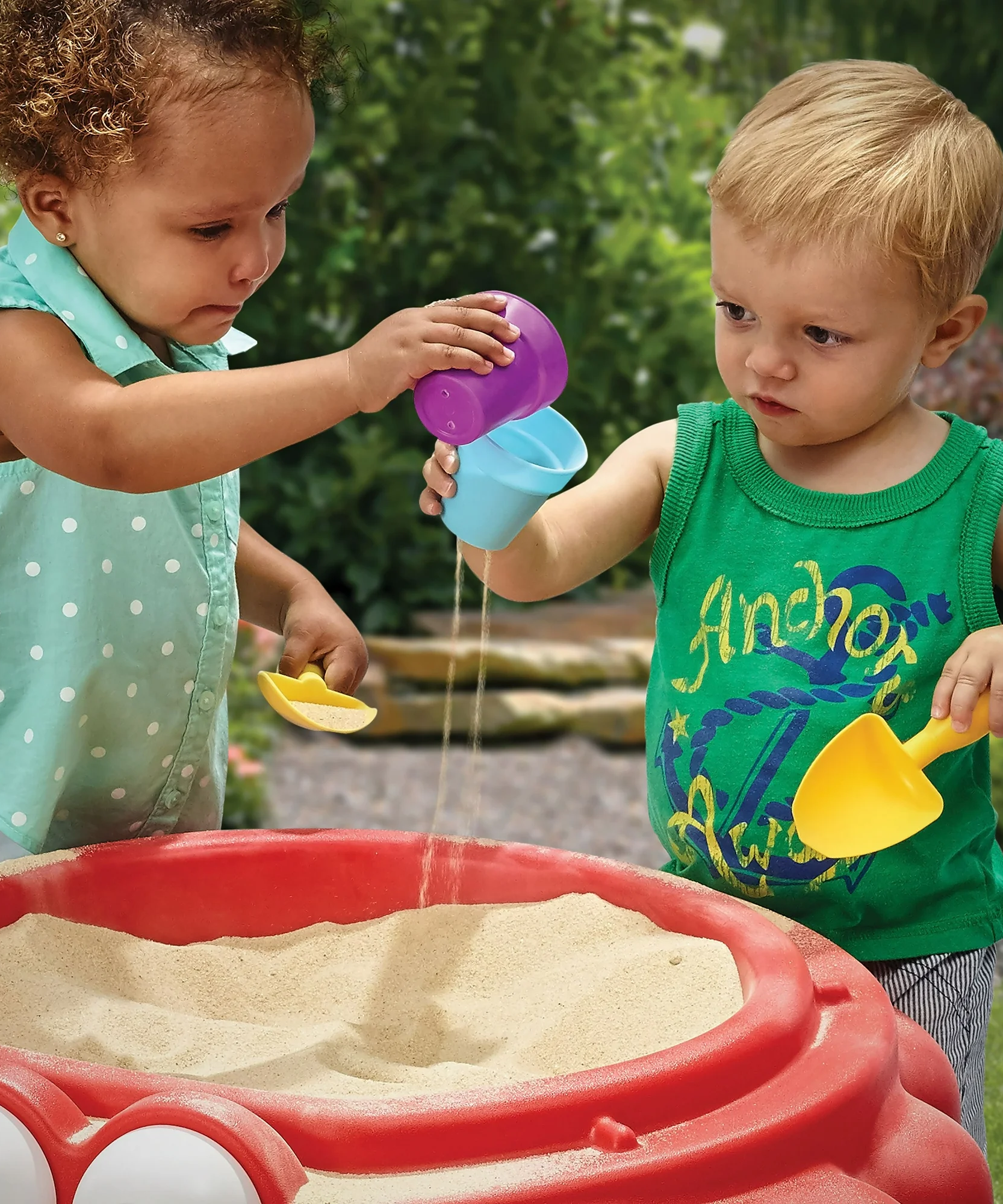 Step2 Crabbie Sand Table with Lid and Legs, Outdoor Sandbox, Sensory Play Activity Toy with 4 Piece Accessories, Backyard Garden Sandpit with 11 kg Holding Capacity, Suitable for Children Aged 1.5+