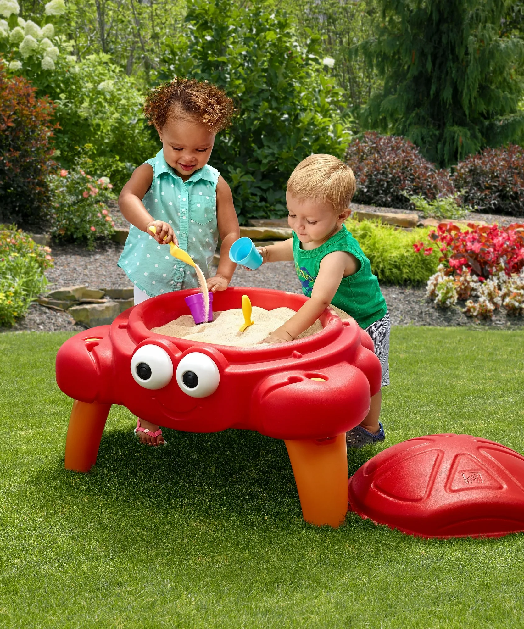 Step2 Crabbie Sand Table with Lid and Legs, Outdoor Sandbox, Sensory Play Activity Toy with 4 Piece Accessories, Backyard Garden Sandpit with 11 kg Holding Capacity, Suitable for Children Aged 1.5+