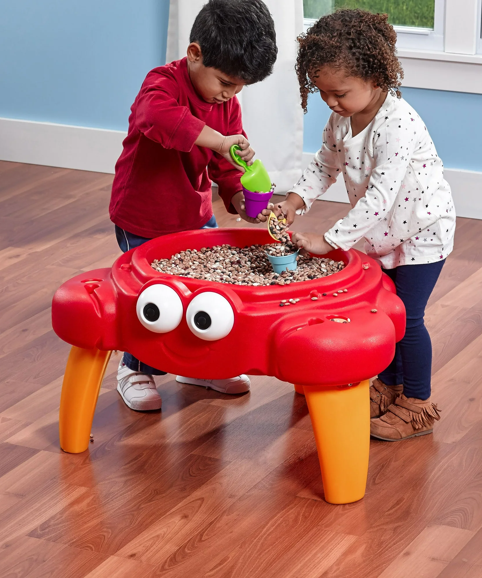 Step2 Crabbie Sand Table with Lid and Legs, Outdoor Sandbox, Sensory Play Activity Toy with 4 Piece Accessories, Backyard Garden Sandpit with 11 kg Holding Capacity, Suitable for Children Aged 1.5+