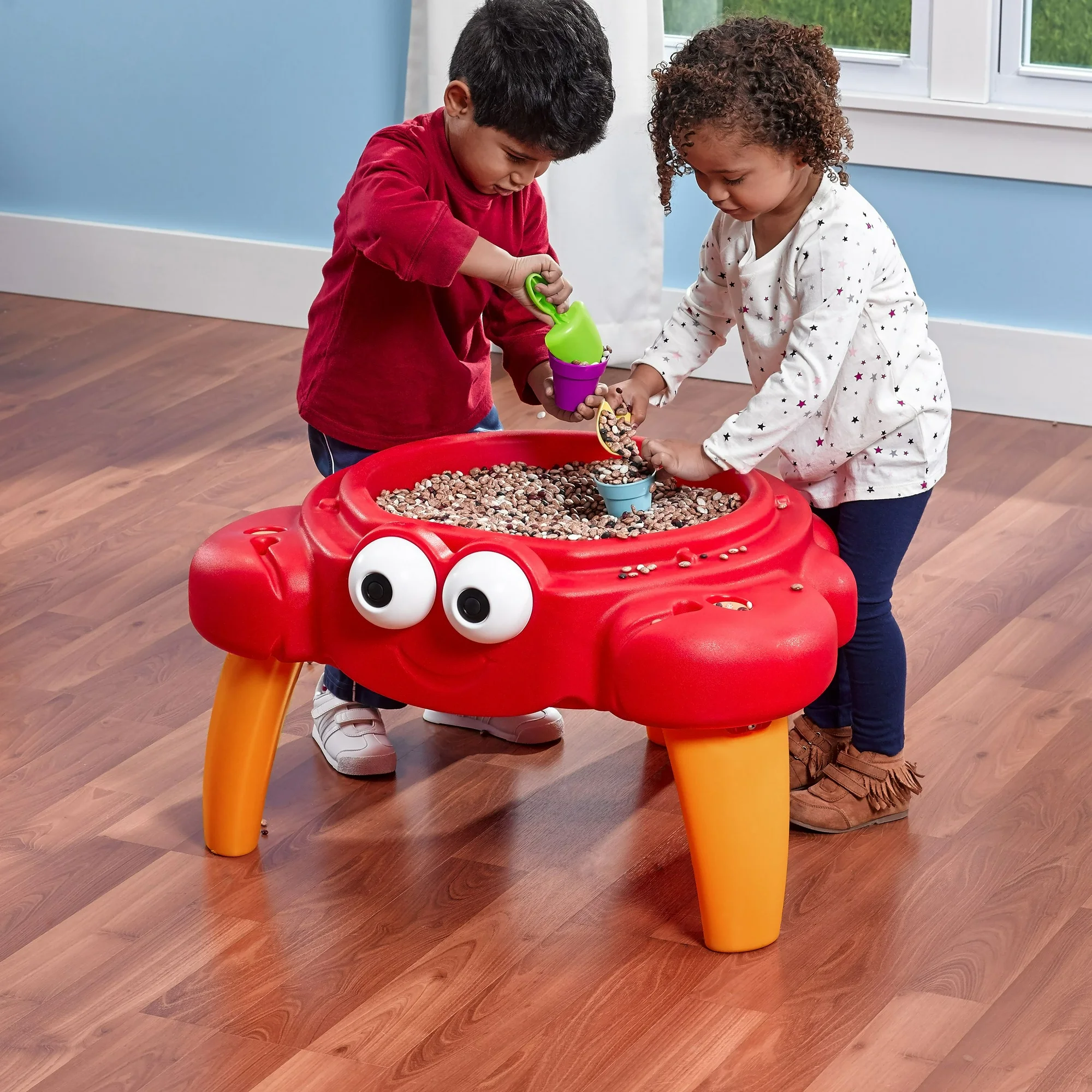 Step2 Crabbie Sand Table with Lid and Legs, Outdoor Sandbox, Sensory Play Activity Toy with 4 Piece Accessories, Backyard Garden Sandpit with 11 kg Holding Capacity, Suitable for Children Aged 1.5+