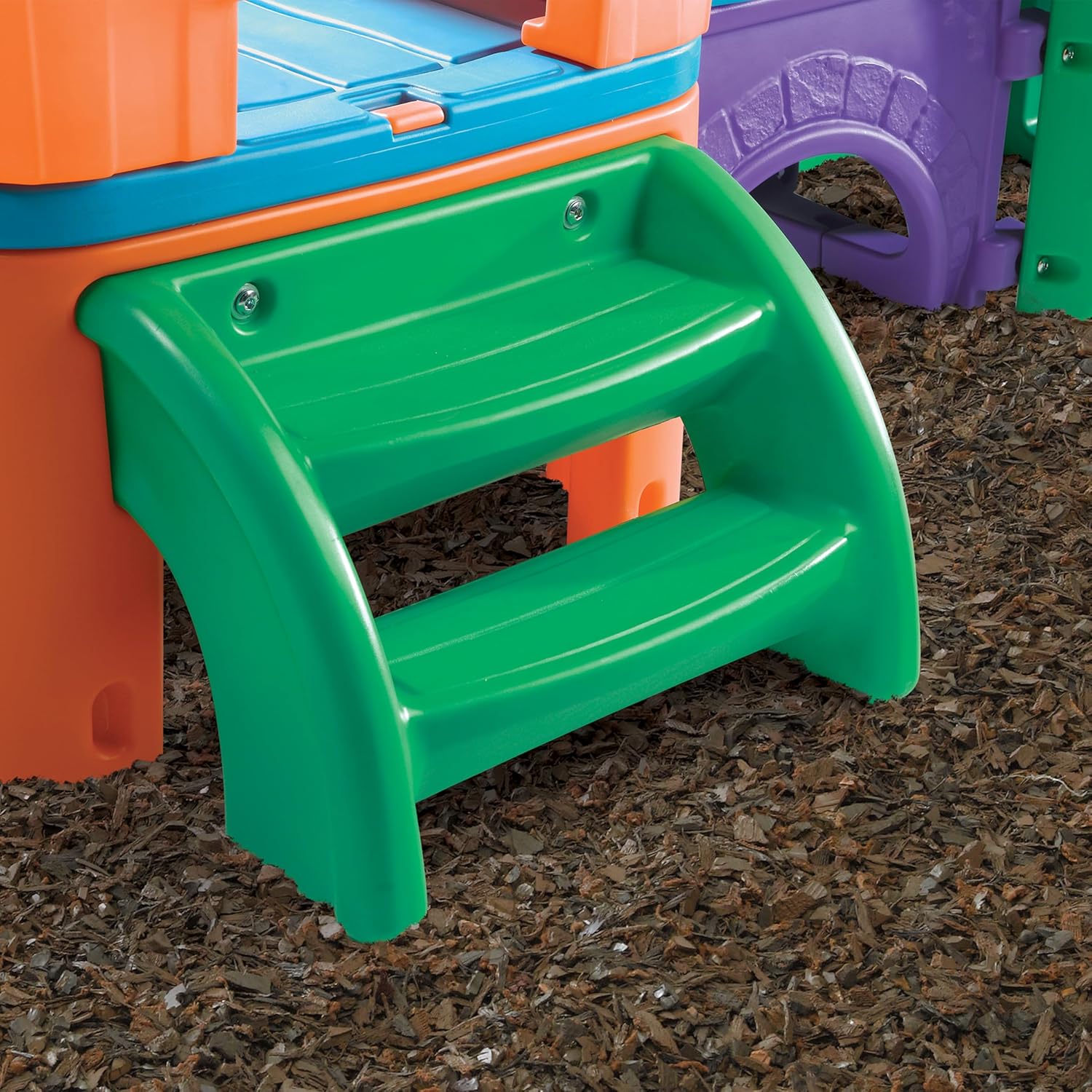 مجموعة ألعاب خارجية للأطفال من ستيب2 كلوب هاوس كلايمبر (برايتس) من عمر سنتين إلى ست سنوات، مزودة بمنزلقات مزدوجة، وسلّم تسلق، ونفق زحف، وبرج مراقبة، ومجموعات ألعاب ومعدات ملعب.