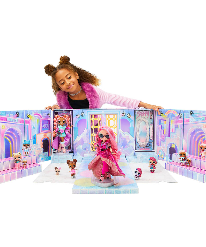 عرض أزياء ضخم من LOL Surprise! OMG مع 80 مفاجأة و12 دمية حصرية - بيوت دمى تظاهرية إبداعية للأطفال من سن 4 سنوات فما فوق
