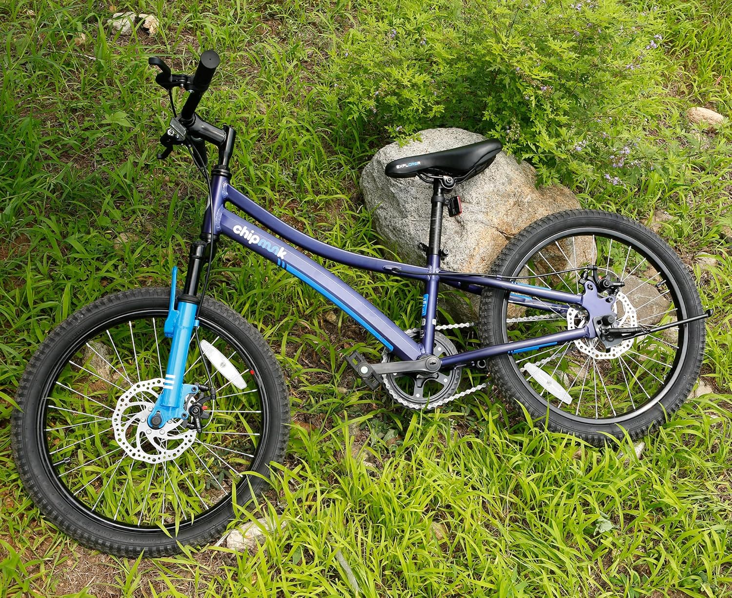 دراجة تشيبمنك إكسبلورر مقاس 20 بوصة بإطار من الألومنيوم خفيف الوزن، ومقعد ومقبض قابلين للتعديل، وفرامل أمامية وخلفية، ودراجات أطفال مجمعة مسبقًا بنسبة 95% مع حامل للأطفال من سن 8 إلى 12 عامًا، باللون الأزرق