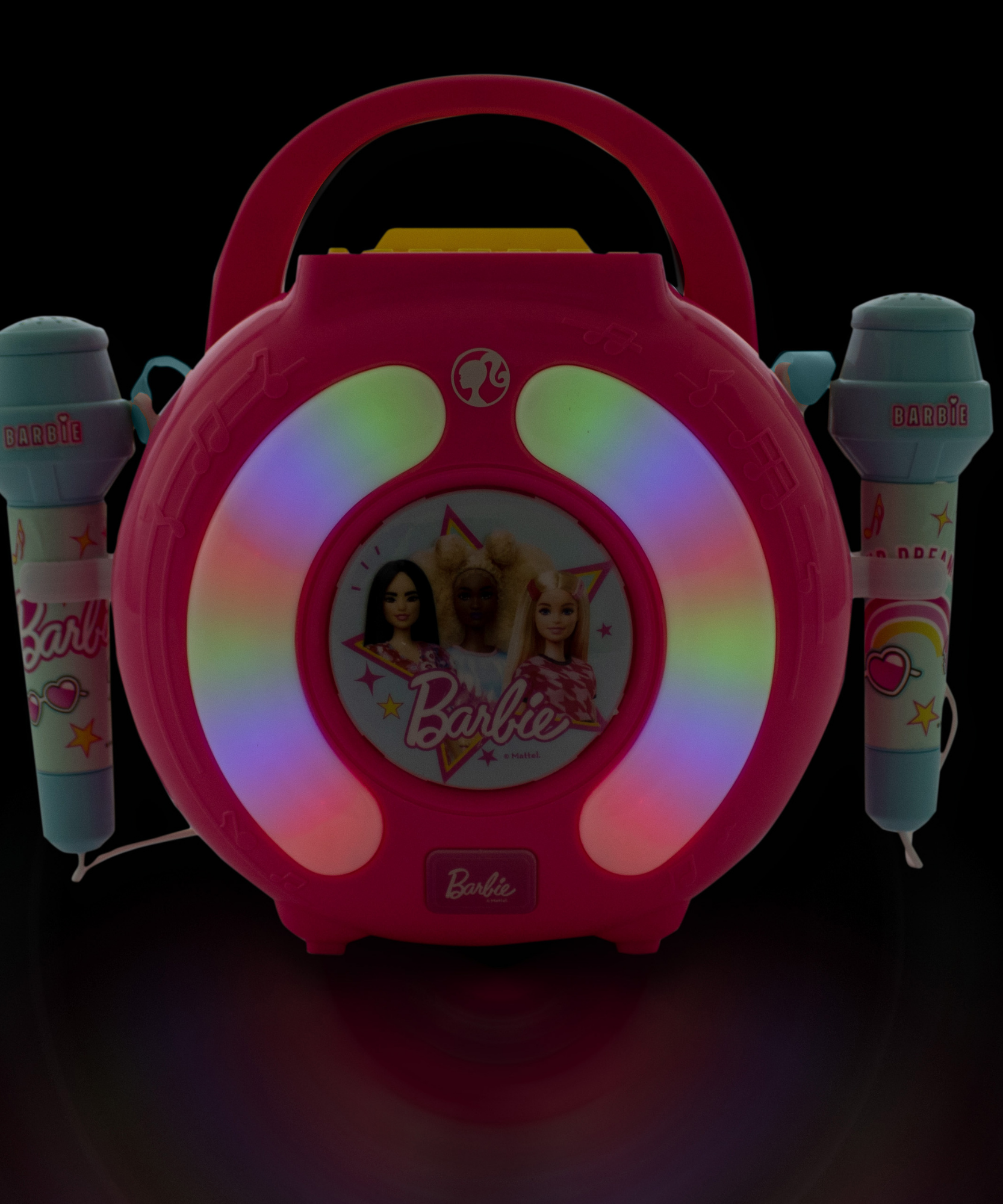 صندوق صوت كاريوكي باربي من سينكو كرييشنز، مكبر صوت بلوتوث خفيف الوزن وقابل للحمل مع ميكروفونين لاسلكيين، ميزة تغيير الصوت، حزام حمل للاستمتاع بالغناء أثناء التنقل، مناسب للأطفال من سن 3 سنوات فما فوق