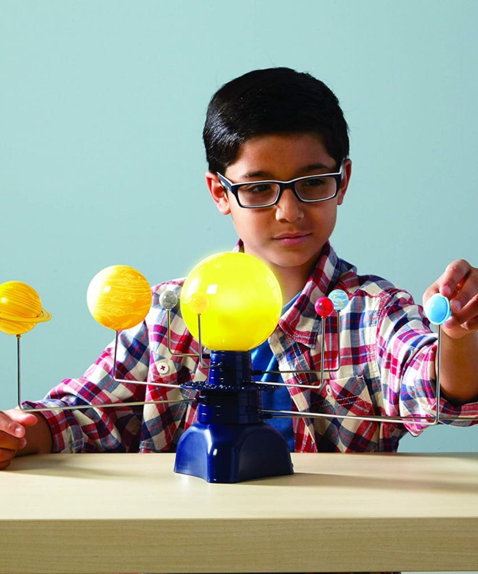 موارد التعلم: نظام الطاقة الشمسية الآلي GeoSafari، نموذج تفاعلي دوار مع جهاز عرض مضيء للشمس والنجوم، يتضمن دليل أنشطة متعدد اللغات، للأطفال من سن 8 سنوات فما فوق