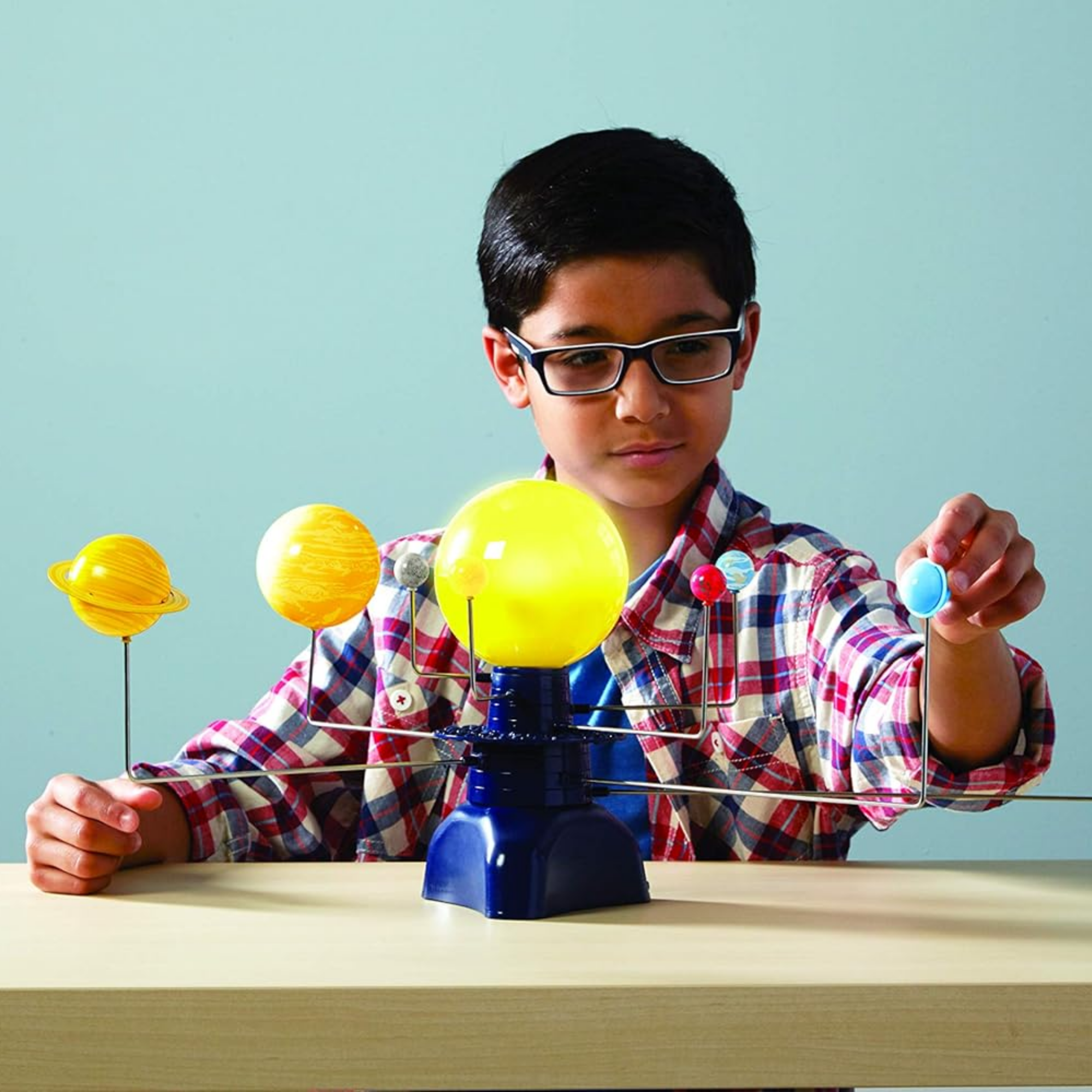 موارد التعلم: نظام الطاقة الشمسية الآلي GeoSafari، نموذج تفاعلي دوار مع جهاز عرض مضيء للشمس والنجوم، يتضمن دليل أنشطة متعدد اللغات، للأطفال من سن 8 سنوات فما فوق