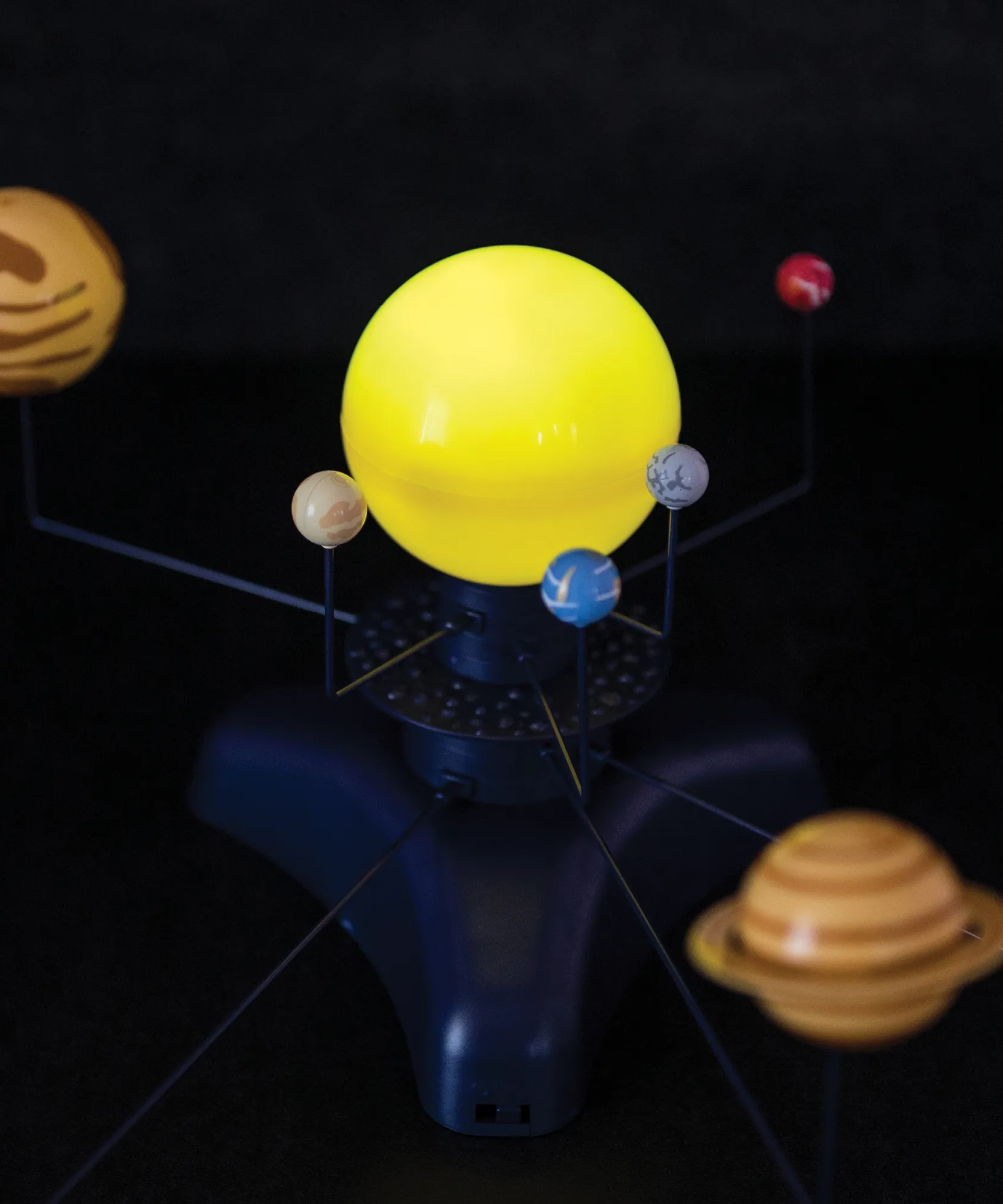 موارد التعلم: نظام الطاقة الشمسية الآلي GeoSafari، نموذج تفاعلي دوار مع جهاز عرض مضيء للشمس والنجوم، يتضمن دليل أنشطة متعدد اللغات، للأطفال من سن 8 سنوات فما فوق