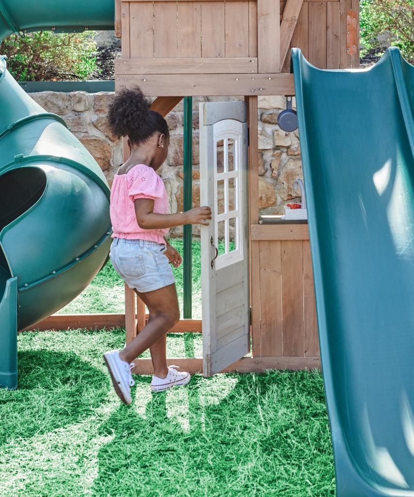 KidKraft Treetop Observatory Wooden Swing Set / Playset – Deluxe Outdoor Clubhouse with Slides, Swings, Crow’s Nest, and Kitchen for Kids Age 3-10 Years