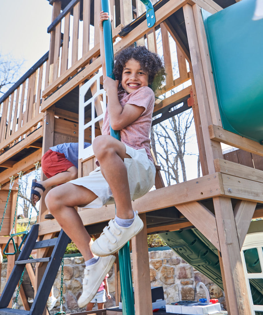 KidKraft Treetop Observatory Wooden Swing Set / Playset – Deluxe Outdoor Clubhouse with Slides, Swings, Crow’s Nest, and Kitchen for Kids Age 3-10 Years