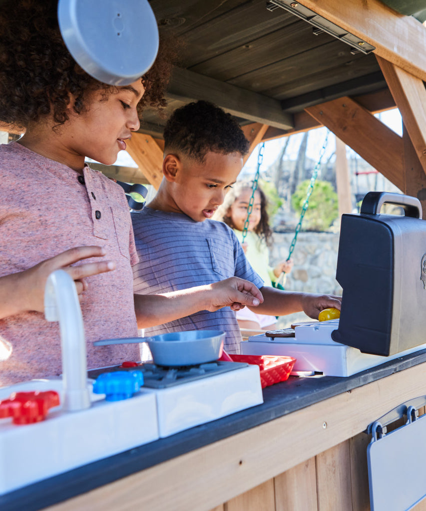KidKraft Treetop Observatory Wooden Swing Set / Playset – Deluxe Outdoor Clubhouse with Slides, Swings, Crow’s Nest, and Kitchen for Kids Age 3-10 Years