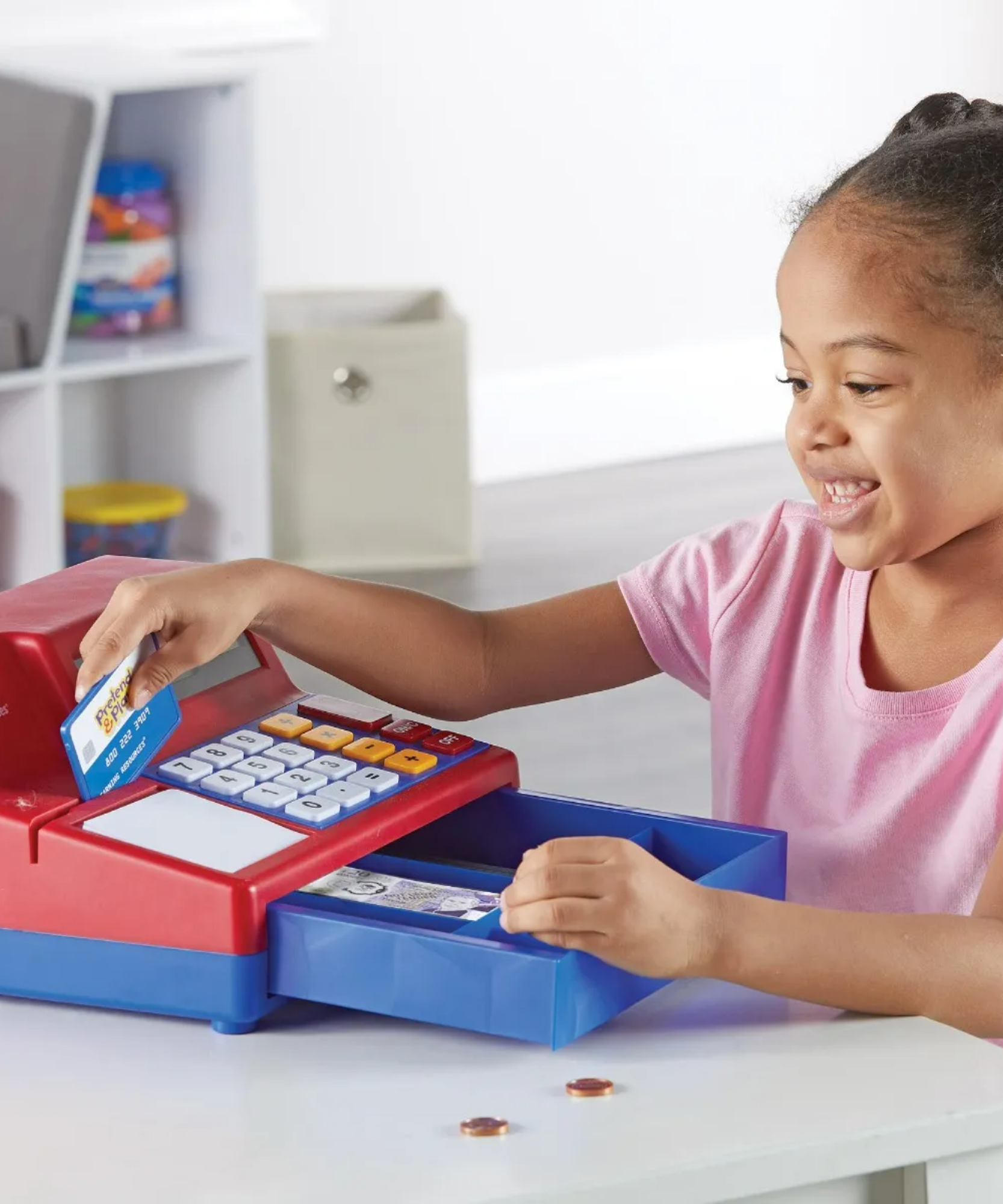 موارد تعليمية - آلة حاسبة تظاهرية للعب، ماكينة تسجيل المدفوعات النقدية، عملة المملكة المتحدة، صندوق نقود مع نقود لعب وبطاقة ائتمان، آلة حاسبة تعمل بالطاقة الشمسية لمهارات الرياضيات والمال المبكرة، للأعمار من 3 سنوات فما فوق