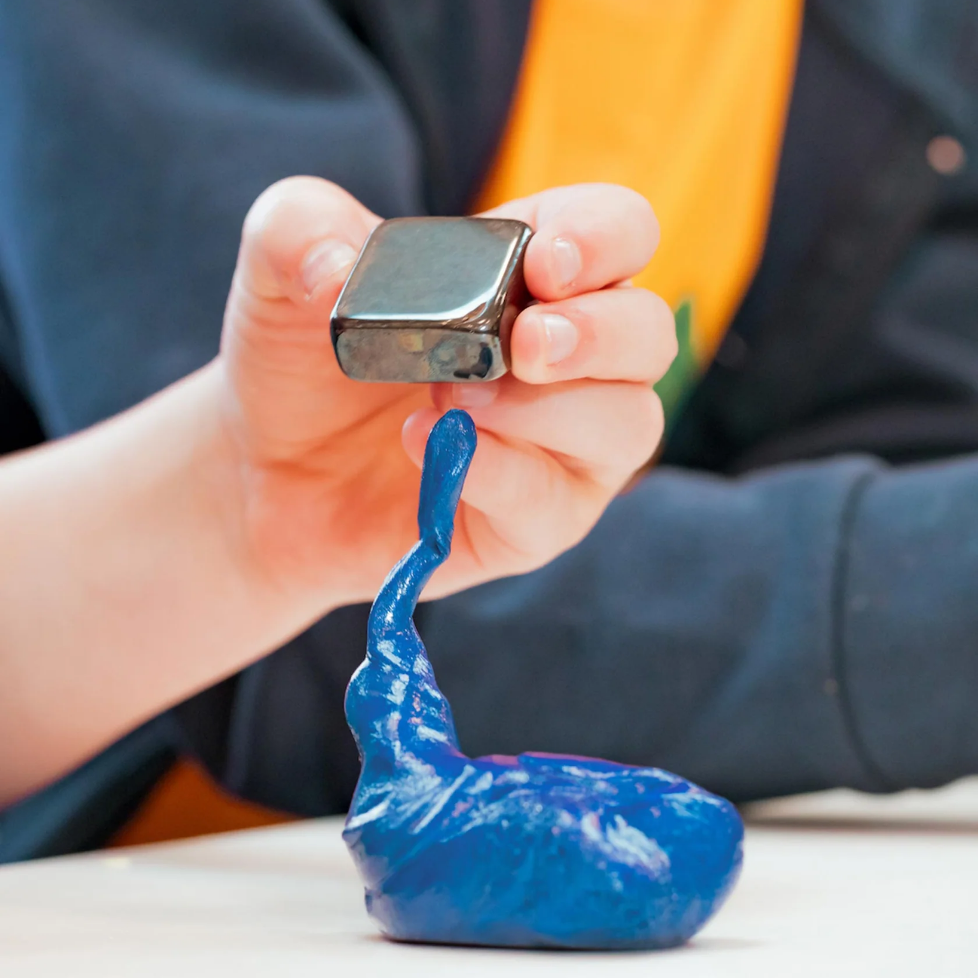 معجون التفكير المغناطيسي من Crazy Aaron's Tidal Wave، علبة 4 بوصات مع 90 جرامًا من معجون اللعب الحسي غير السام الذي لا يجف أبدًا، لعبة فيدجيت إبداعية ناعمة الملمس للأولاد والبنات من سن 3 سنوات فما فوق