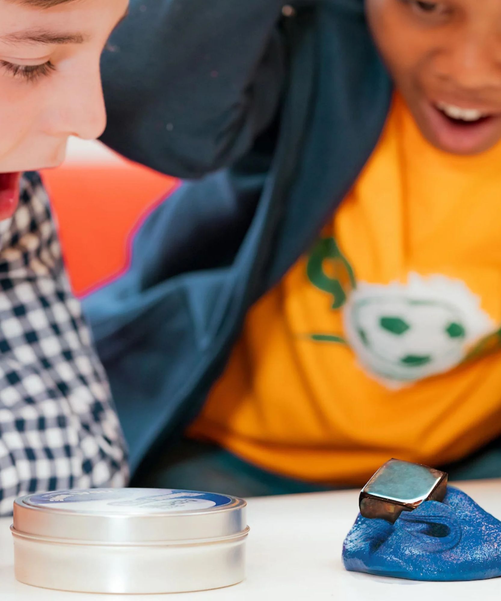 معجون التفكير المغناطيسي من Crazy Aaron's Tidal Wave، علبة 4 بوصات مع 90 جرامًا من معجون اللعب الحسي غير السام الذي لا يجف أبدًا، لعبة فيدجيت إبداعية ناعمة الملمس للأولاد والبنات من سن 3 سنوات فما فوق