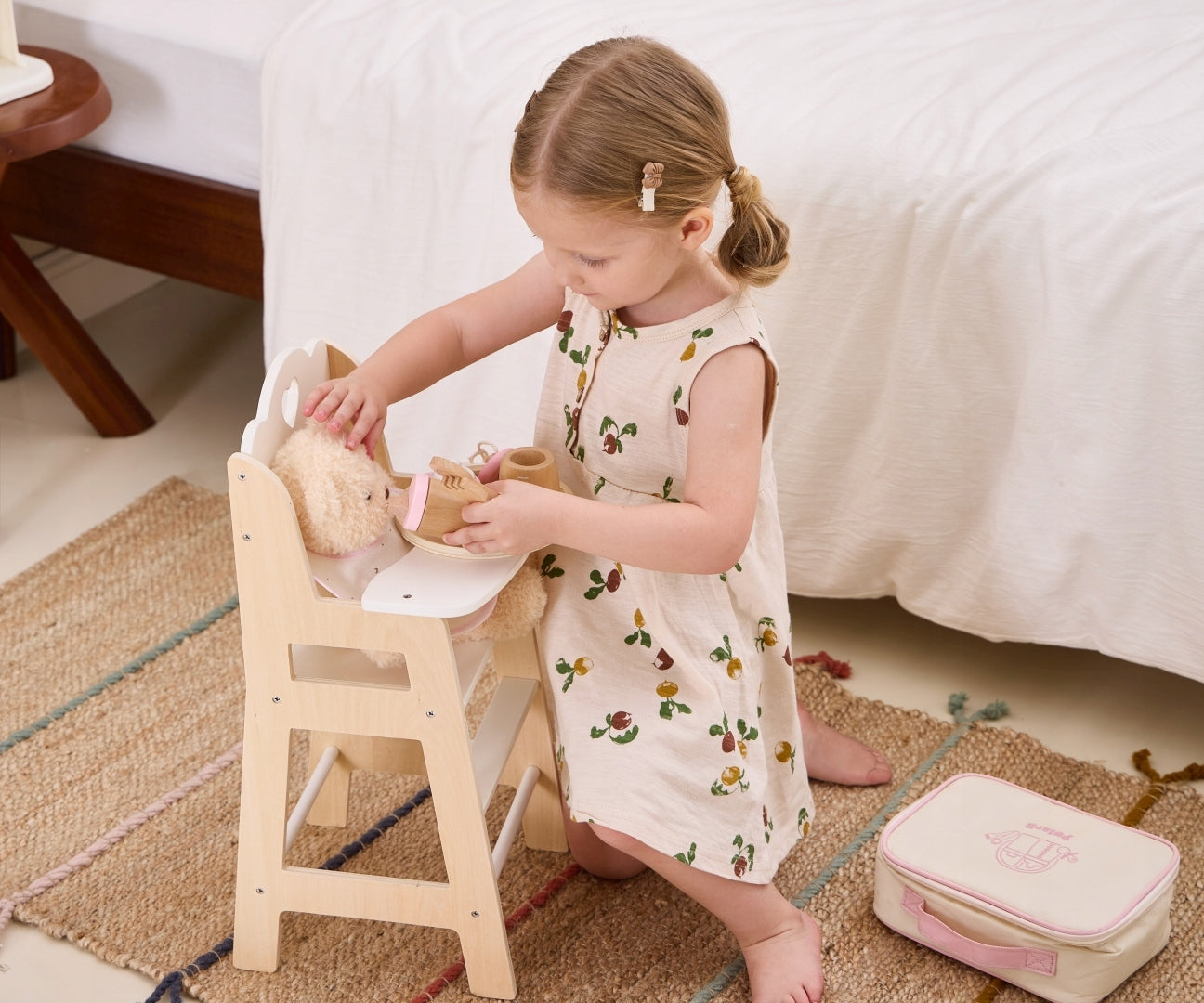 كرسي طعام خشبي للدمى من PolarB، يناسب الدمى التي يصل طولها إلى 38 سم، يشجع على لعب الأدوار والإبداع، لعبة من الخشب الصلب للأعمار من 3 سنوات فما فوق