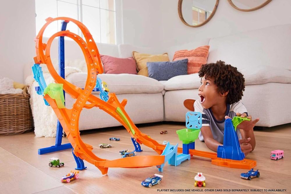 Hot Wheels Action Vertical 8 Jump Track Set, Two-Path Stunt and Race Track with Catch Cup, Includes 1 Hot Wheels Vehicle, Connects to Other Sets, Kids Toys for Ages 3 and Up