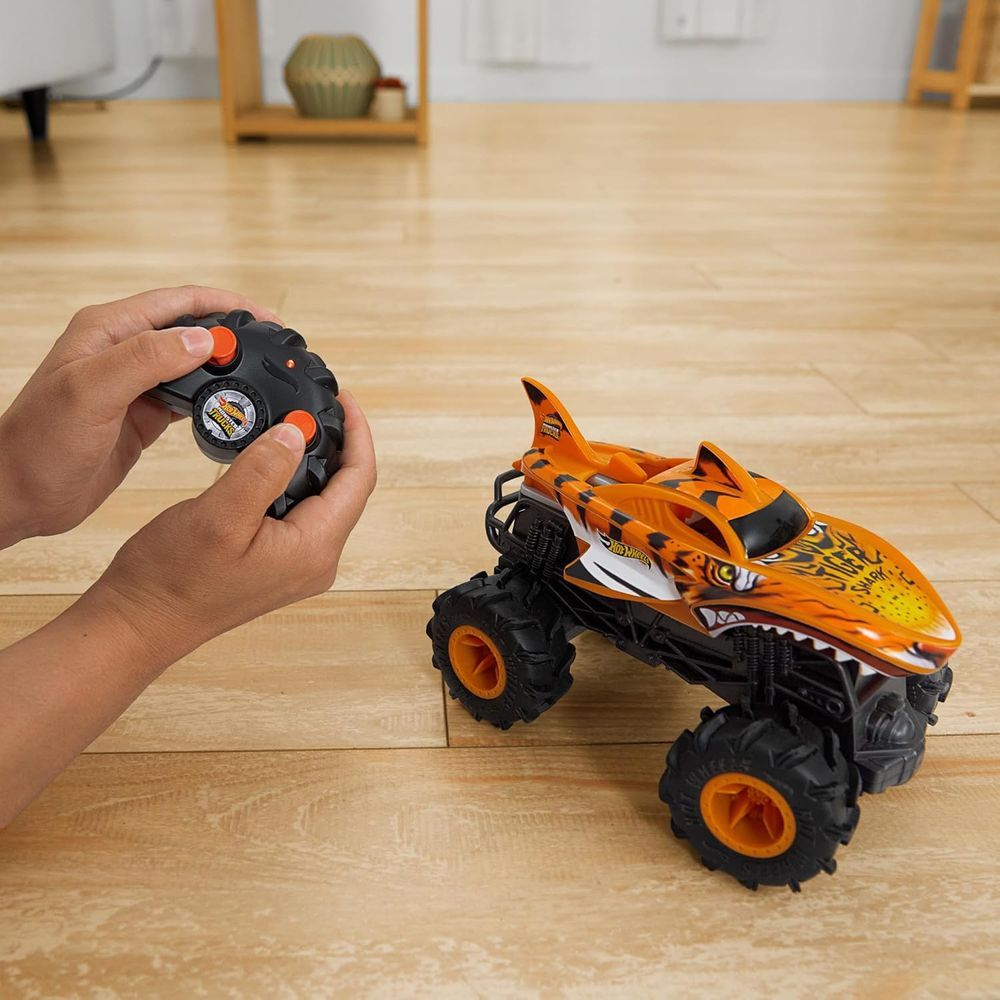 Hot Wheels Monster Trucks 1:24 Scale Die-Cast Big Wheels Assortment, Collectible Toy Cars for Kids, Monster Truck Smashing and Stunt Play