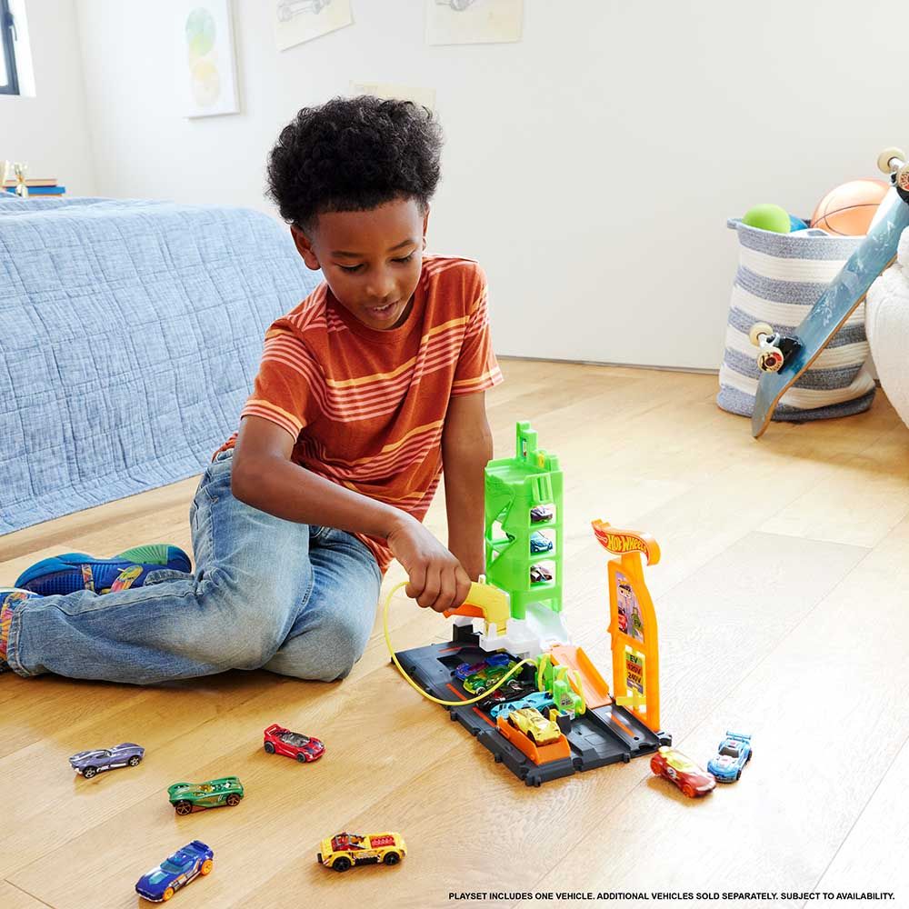 مجموعة محطة الوقود الفائقة هوت ويلز سيتي، مجموعة مسار سيارة لعبة، تتضمن سيارة بمقياس 1:64، مقابض شحن السيارات الكهربائية، رافعات سيارات، منصات إطلاق، مساحة تخزين، ألعاب أطفال