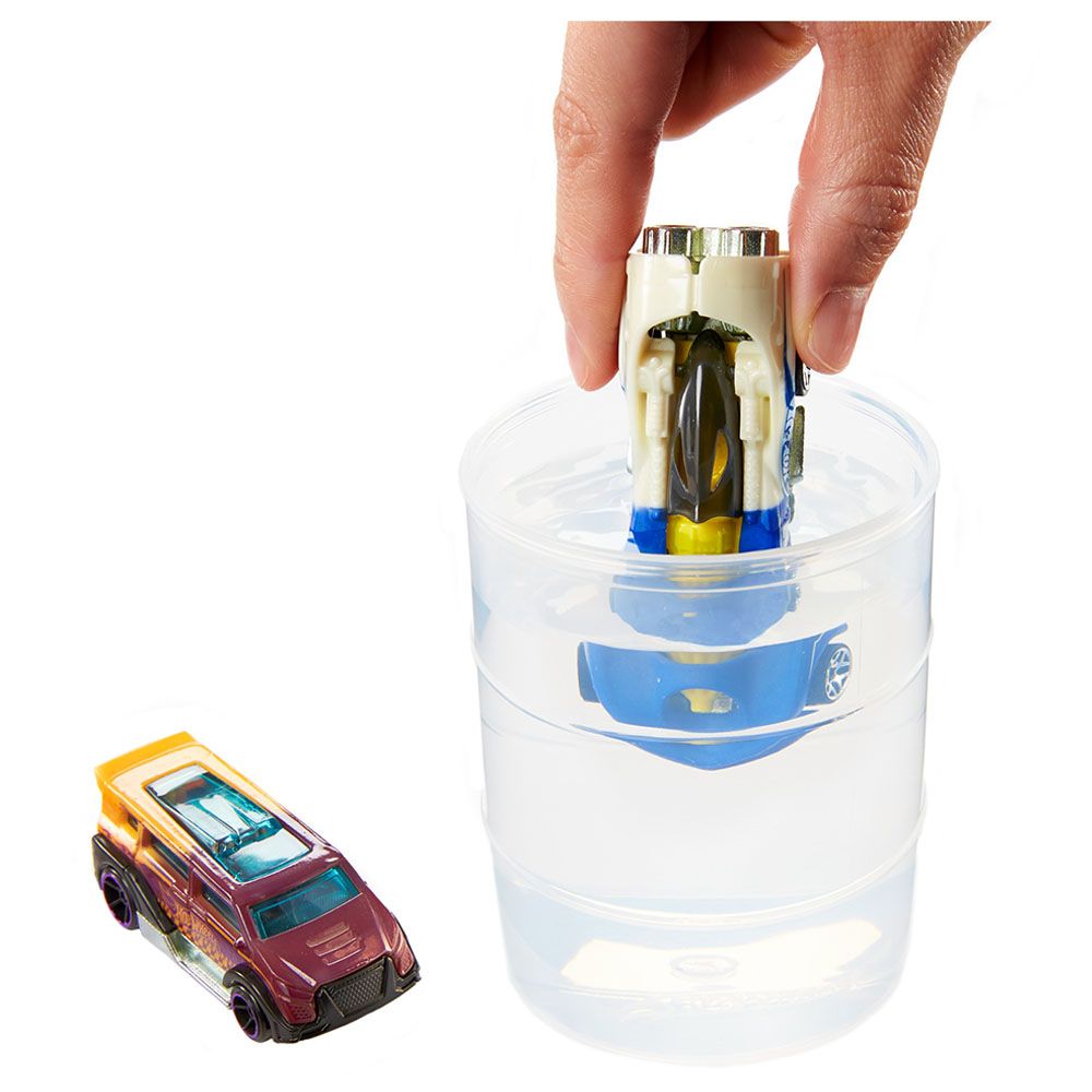 Hot Wheels Color Reveal 2 Pack Vehicles, 1:64 Scale Cars with Surprise Designs, Color-Change Feature, Dunk Tank Playset, Kids Toys for Ages 3+