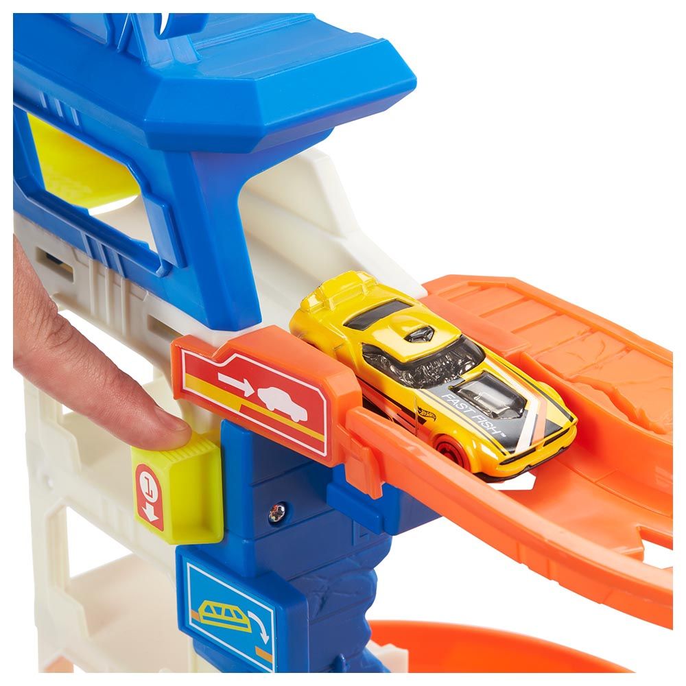 مجموعة مسار الهروب من لعبة هوت ويلز سيتي شارك مع سيارة لعبة بمقياس 1:64، مجموعة لعب جراج متعددة المستويات للأطفال من سن 4 سنوات فما فوق