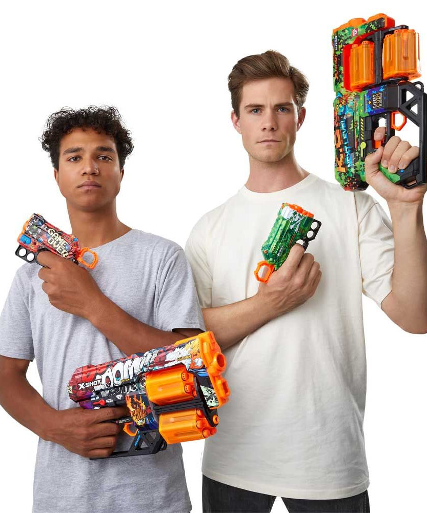 مجموعة إكس شوت سكينز دبل دريد دبل مينس المكونة من 4 مسدسات، 48 سهمًا إسفنجيًا، تقنية الجيب الهوائي، دوران مزدوج وسعة سهم واحد، مدى 27 مترًا، ألوان متعددة، للأعمار من 8 سنوات فما فوق