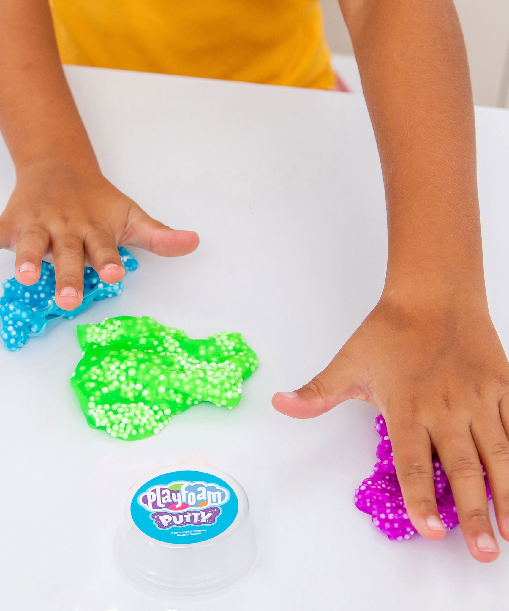 مجموعة معجون بلاي فوم من ليرنينج ريسورسز، مكونة من 4 قطع، قابلة للتمدد، ومصنوعة من مادة حسية للضغط والنحت، ولا تجف أبدًا، وتتضمن 4 ألوان نيون