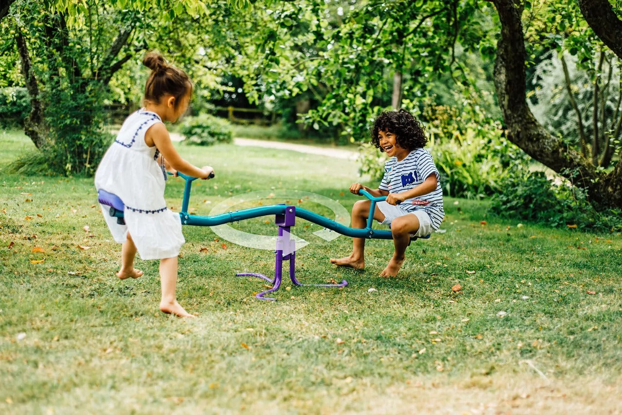 منشار معدني دوار من Plum، يدور 360 درجة، سهل التجميع، تصميم إطار معدني قوي مع أقصى وزن 50 كجم، لعبة خارجية مناسبة للأطفال من الأولاد والبنات من سن 3 سنوات فما فوق