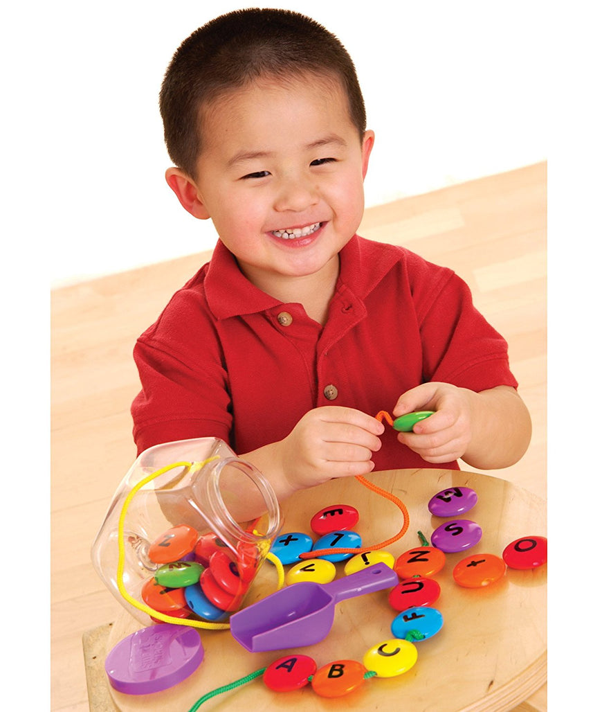 مصادر التعلم - وجبات خفيفة ذكية - حلوى ربط الحروف الأبجدية، خرز أبجدي للمهارات الحركية الدقيقة والقراءة والكتابة المبكرة، لعبة تعليمية لمرحلة ما قبل المدرسة مع وعاء تخزين، للأعمار من 3 سنوات فما فوق
