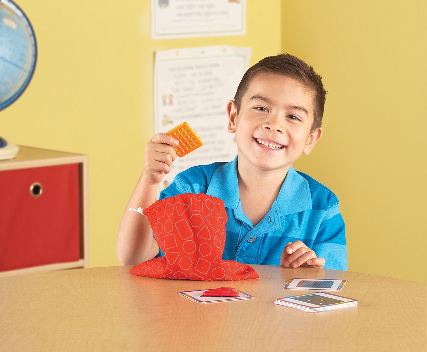 مجموعة أدوات التعلم اللمسية التعليمية Tac-Tiles LER 9075 من Learning Resources للتطور المبكر، تتضمن 20 قطعة و10 بطاقات أنشطة وحقيبة لمسية للعب الحسي