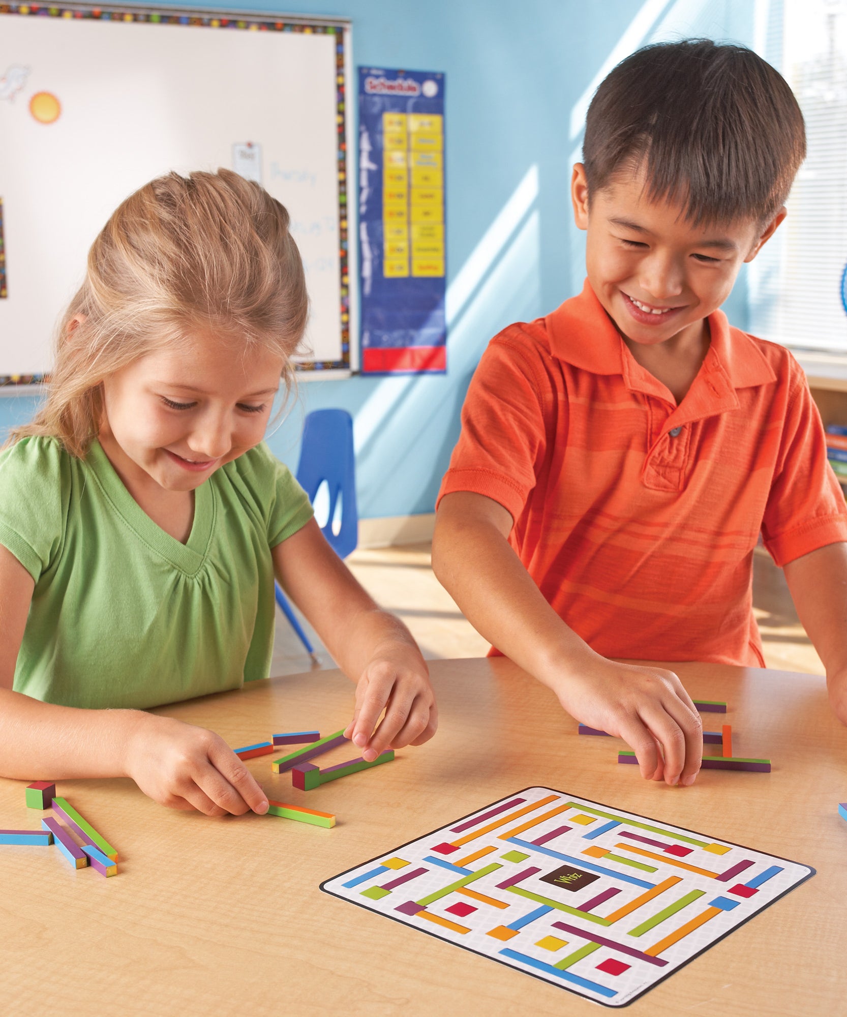 لعبة iTrax للتفكير النقدي من Learning Resources، وهي لعبة استراتيجية سريعة الوتيرة وحل المشكلات للأطفال، تتضمن 3 مستويات لعب، و44 قطعة، و25 بطاقة تحدي، للأعمار من 6 سنوات فما فوق