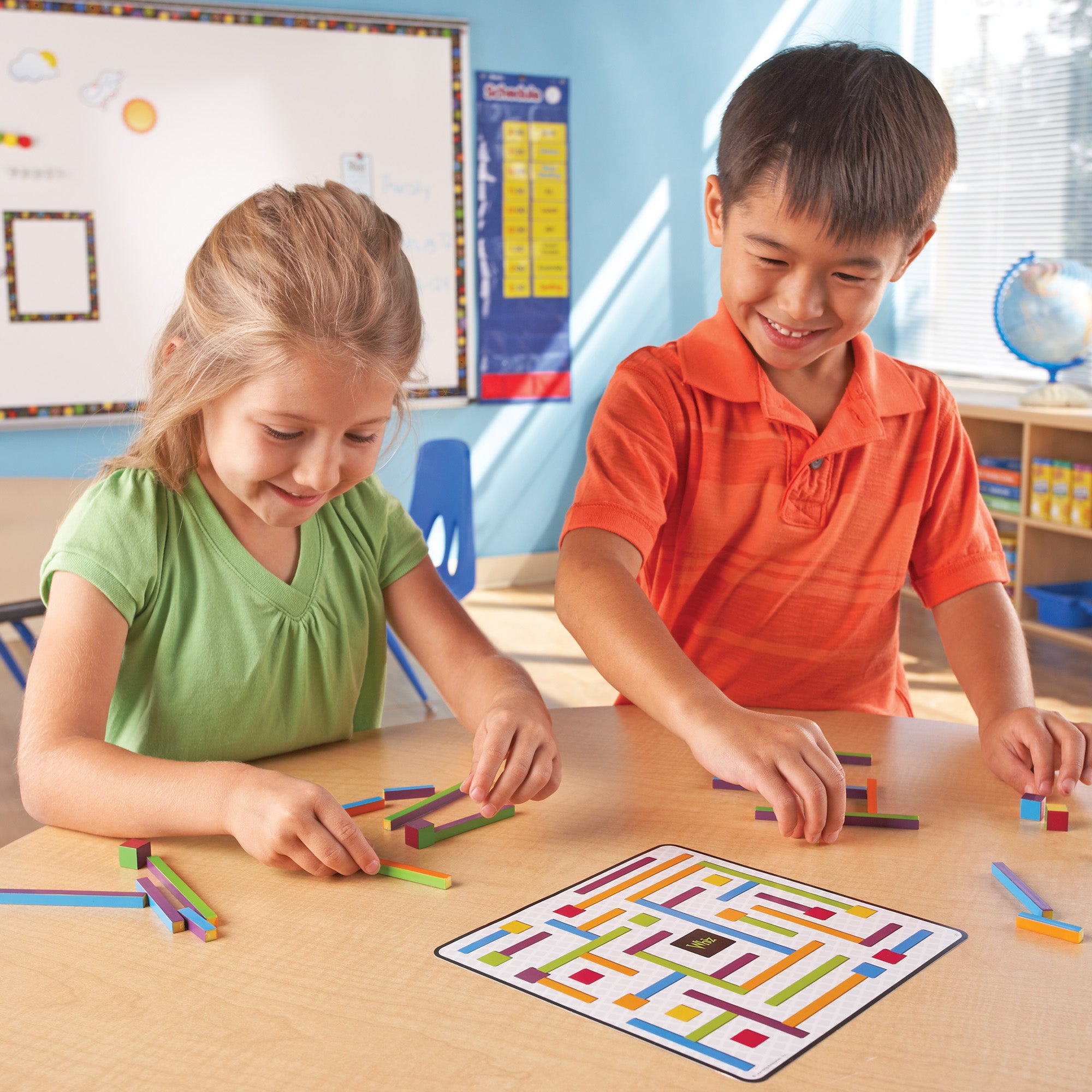 لعبة iTrax للتفكير النقدي من Learning Resources، وهي لعبة استراتيجية سريعة الوتيرة وحل المشكلات للأطفال، تتضمن 3 مستويات لعب، و44 قطعة، و25 بطاقة تحدي، للأعمار من 6 سنوات فما فوق