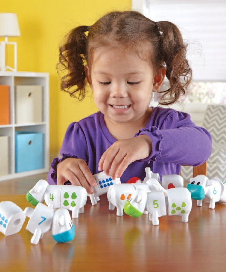 موارد التعلم Snap-n-Learn، لعبة عد الأبقار، لعبة رياضيات مبكرة للأطفال الصغار مع مطابقة الأرقام والأشكال، 10 أبقار ملونة من قطعتين مع حوض تخزين، للأعمار من سنتين فما فوق