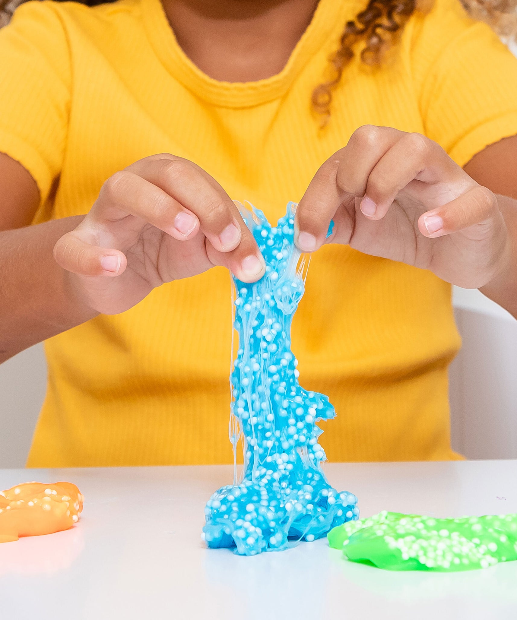 مجموعة معجون بلاي فوم من ليرنينج ريسورسز، مكونة من 4 قطع، قابلة للتمدد، ومصنوعة من مادة حسية للضغط والنحت، ولا تجف أبدًا، وتتضمن 4 ألوان نيون