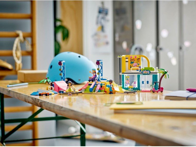 مجموعة بناء ليجو فريندز سكيت بارك 41751 مع دمى صغيرة ومنحدرات وملحقات للأطفال من سن 6 سنوات فما فوق