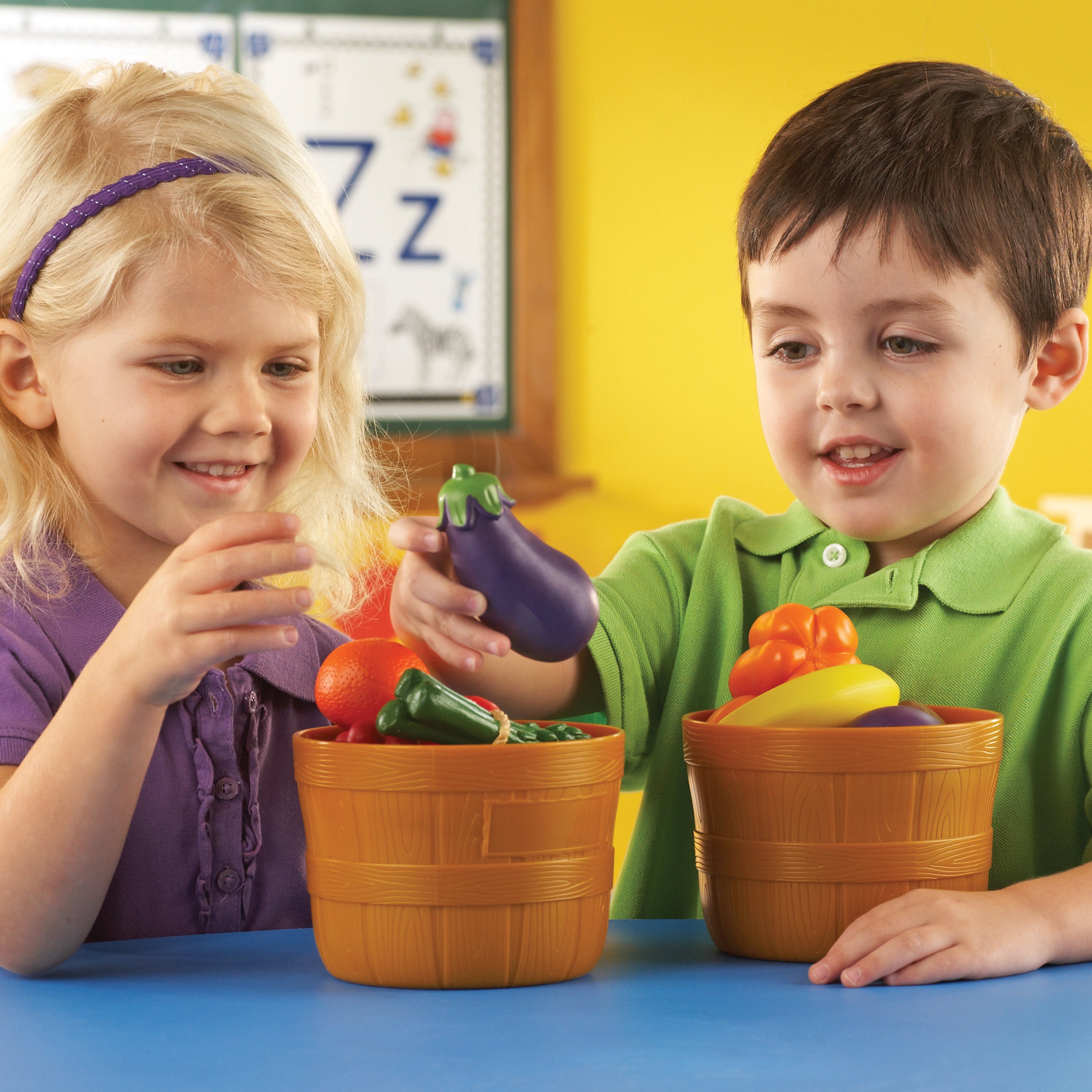 مجموعة خضراوات نيو سبراوتس من ليرنينج ريسورسز، مجموعة طعام تظاهري ناعم للأطفال الصغار، 9 قطع خضراوات ملونة للعب الأدوار المبكر، وتنمية اللغة والأكل الصحي، للأعمار من 18 شهرًا فما فوق