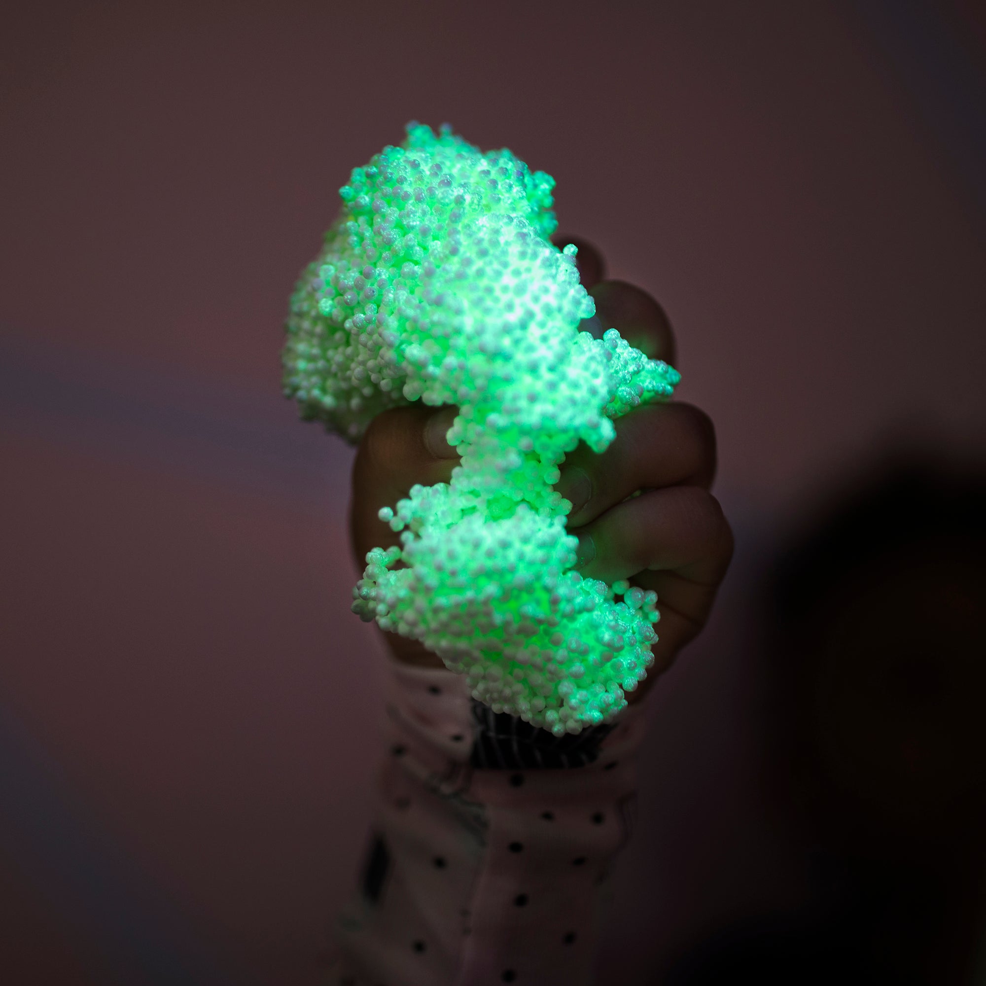 مجموعة من 8 قطع من رغوة اللعب الحسية المتوهجة في الظلام من Learning Resources، خالية من الفوضى، لا تجف أبدًا، تتوهج في الظلام من أجل متعة إبداعية