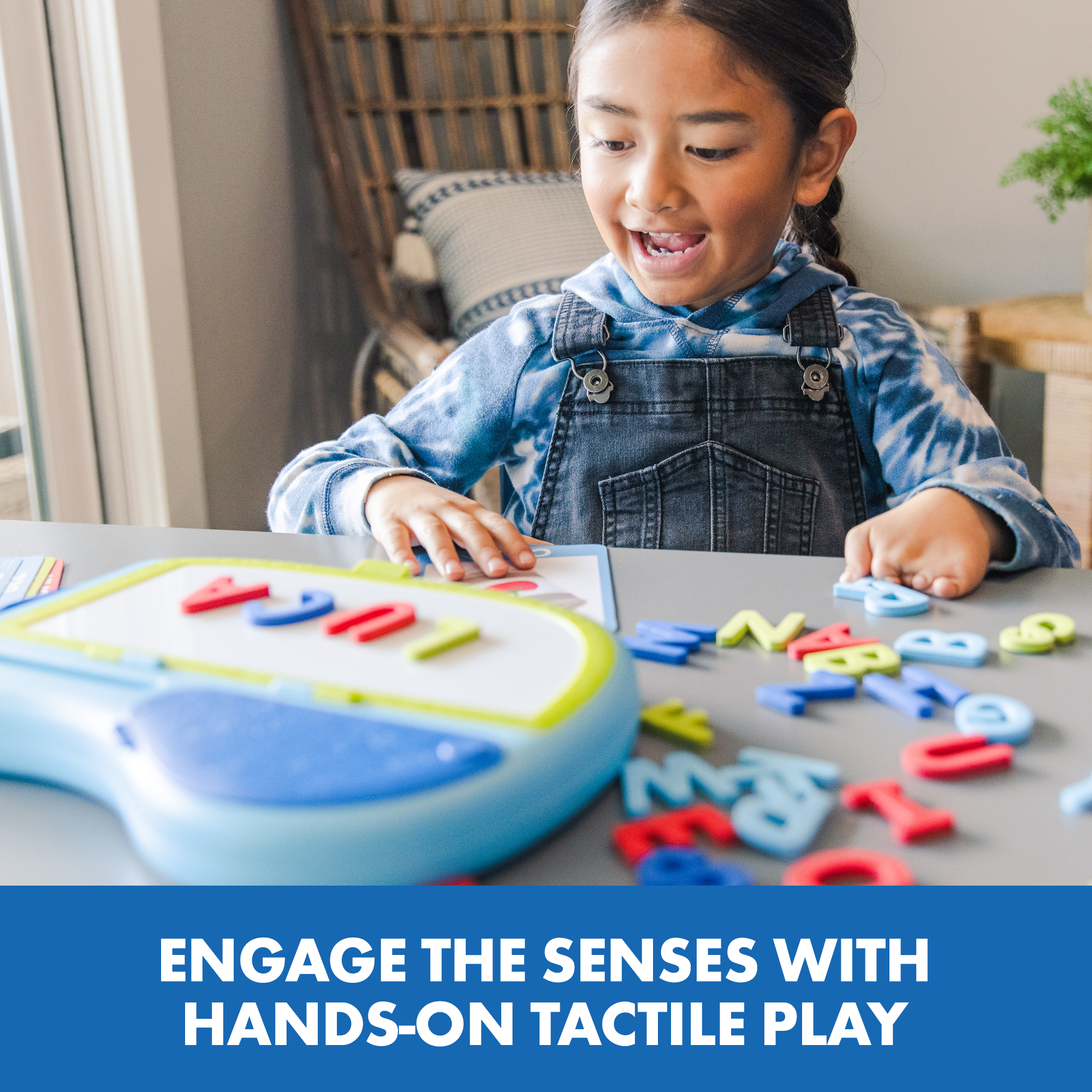 لوحة AlphaMagnets Go! Spelling المغناطيسية المحمولة من Learning Resources مزودة بأحرف وبطاقات، لعبة تعليمية مبكرة للأطفال من سن 4 سنوات فما فوق