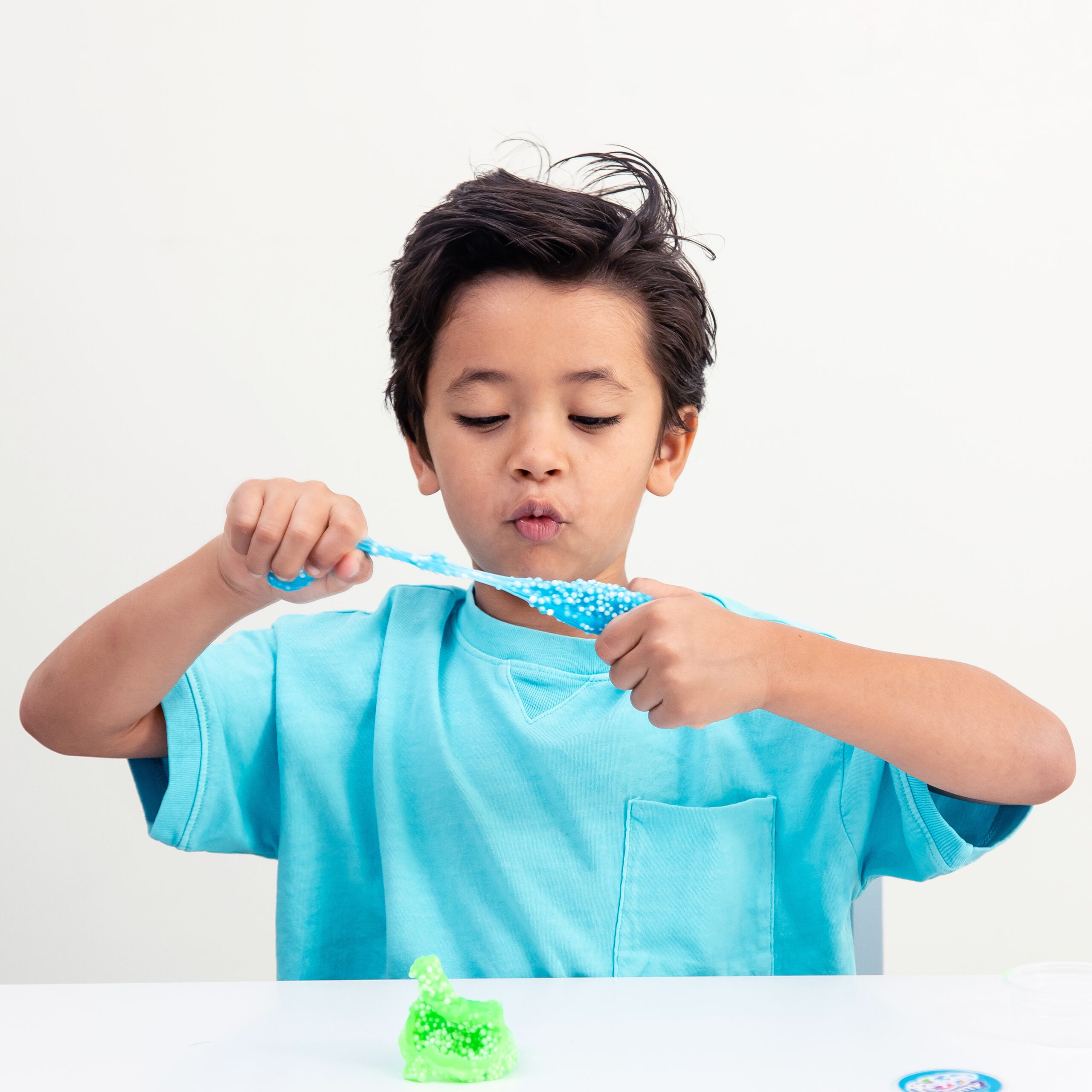 مجموعة معجون بلاي فوم من ليرنينج ريسورسز، مكونة من 4 قطع، قابلة للتمدد، ومصنوعة من مادة حسية للضغط والنحت، ولا تجف أبدًا، وتتضمن 4 ألوان نيون