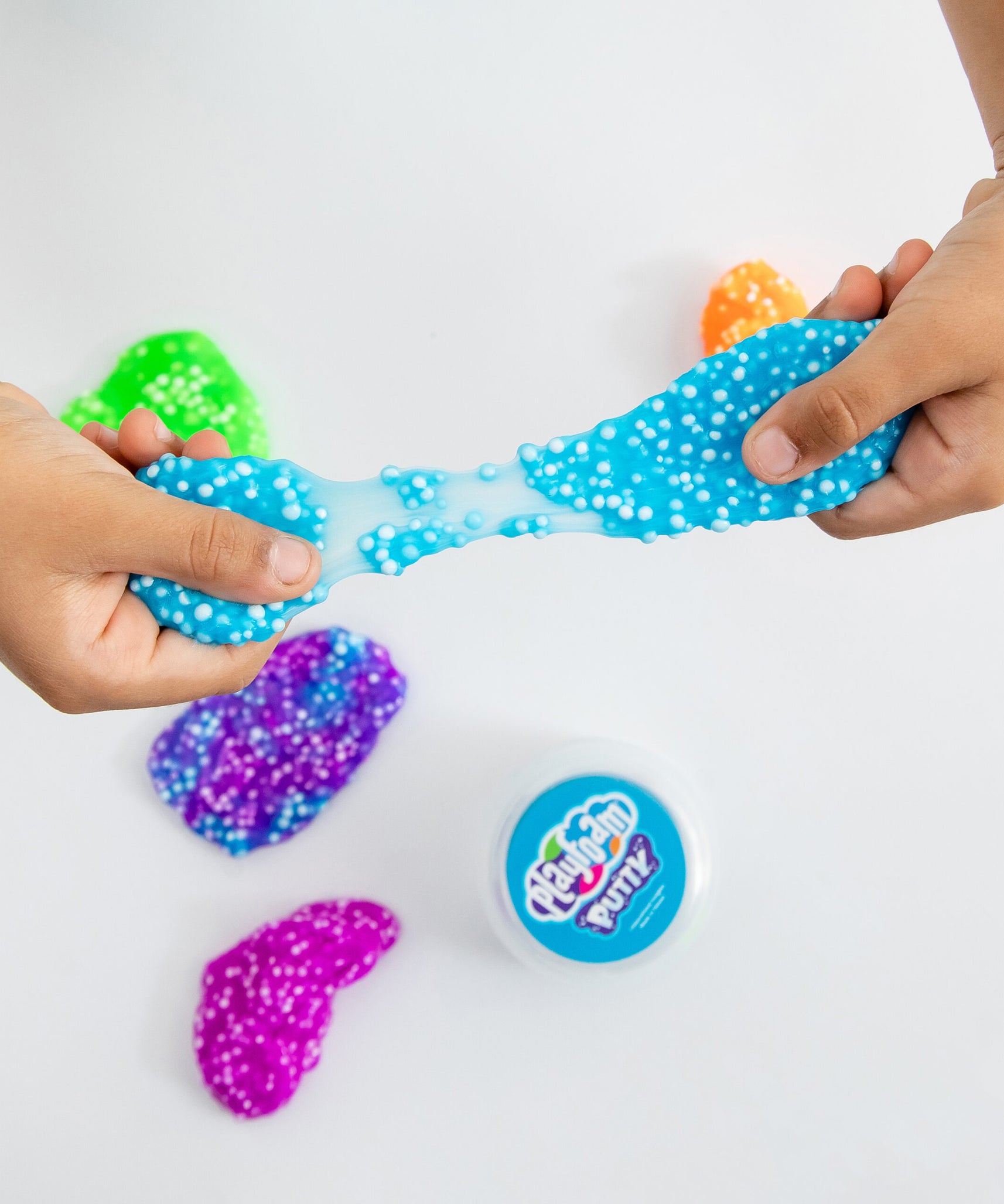 مجموعة معجون بلاي فوم من ليرنينج ريسورسز، مكونة من 4 قطع، قابلة للتمدد، ومصنوعة من مادة حسية للضغط والنحت، ولا تجف أبدًا، وتتضمن 4 ألوان نيون