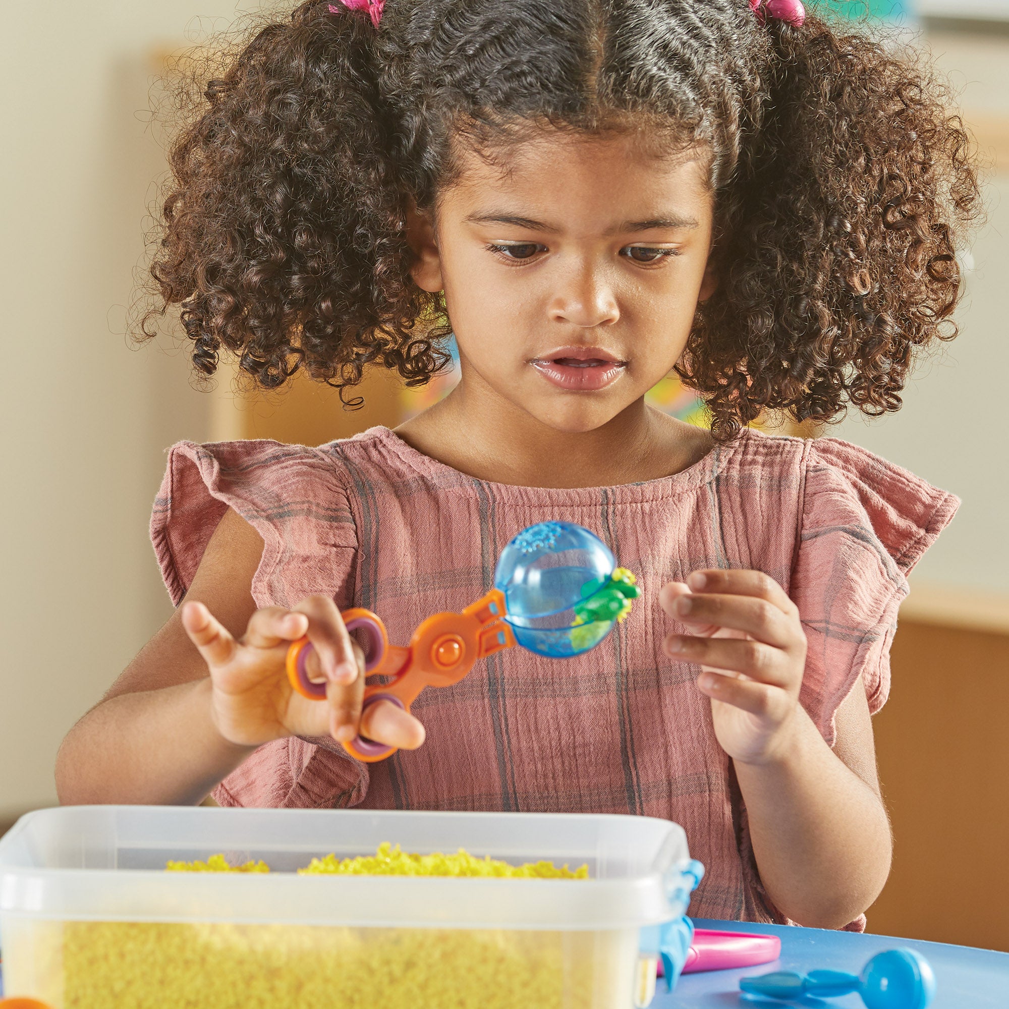 مجموعة أدوات تنمية المهارات الحركية الدقيقة من "هيلبينج هاندز" للفصول الدراسية، مكونة من 24 قطعة لمرحلة ما قبل المدرسة والتعليم المبكر