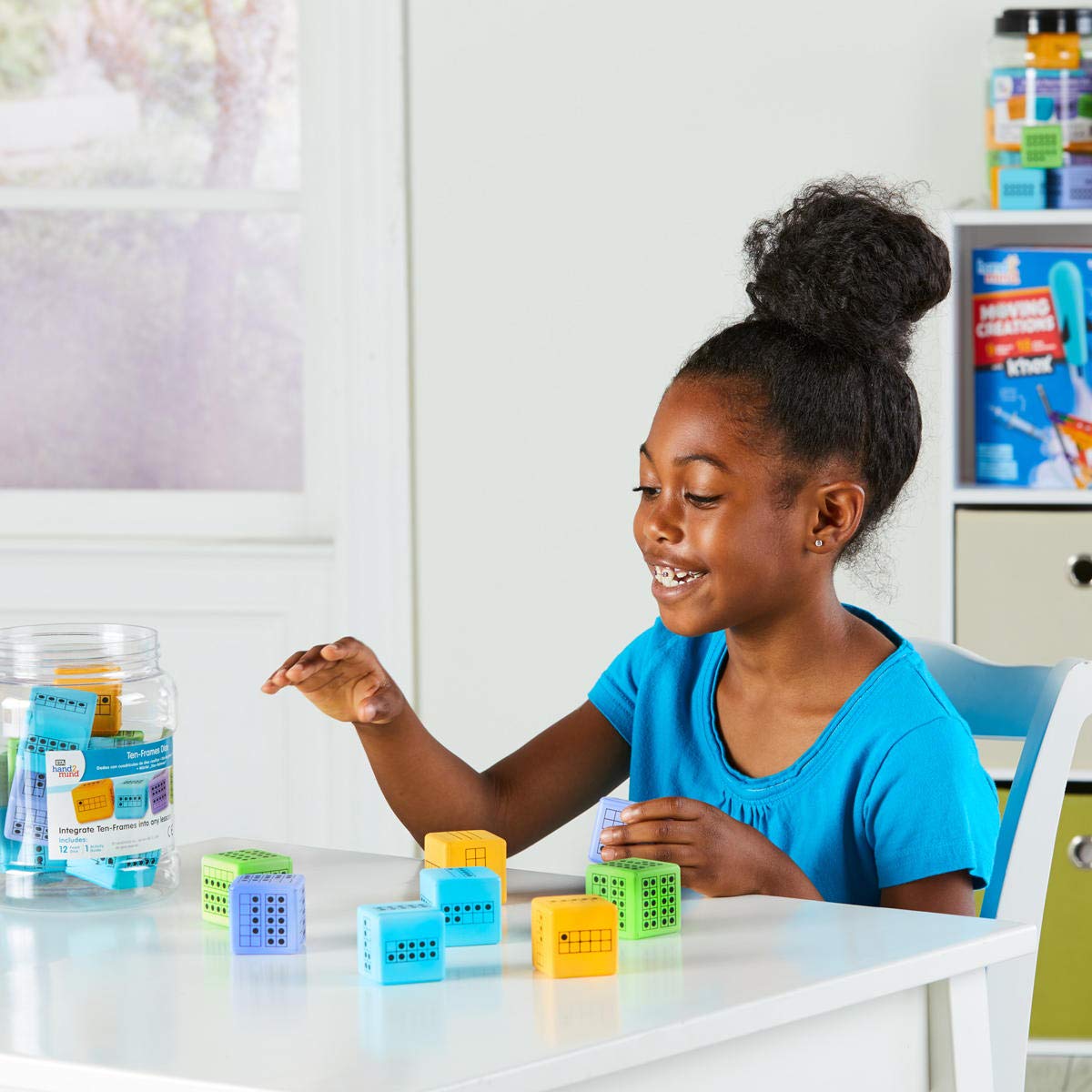 مجموعة من ١٢ نردًا من Hand2Mind بإطار من إسفنج لتعليم الرياضيات، للعد والروابط العددية والحساب العددي (للأعمار ٥ سنوات فما فوق)