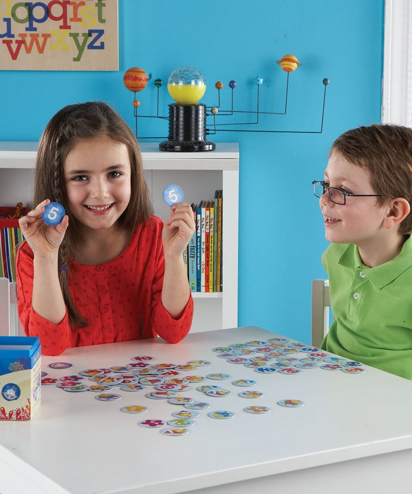 موارد التعلم: لعبة رياضيات "البحر ١٠!"، لعبة عائلية ممتعة لممارسة ربط الأعداد حتى العشرة، تتضمن ٩٠ بطاقة أرقام و١٠ بطاقات أسماك قرش، نشاط رائع لتنمية مهارات الرياضيات المبكرة، للأعمار من ٦ سنوات فما فوق، عبوة بطابع بحري