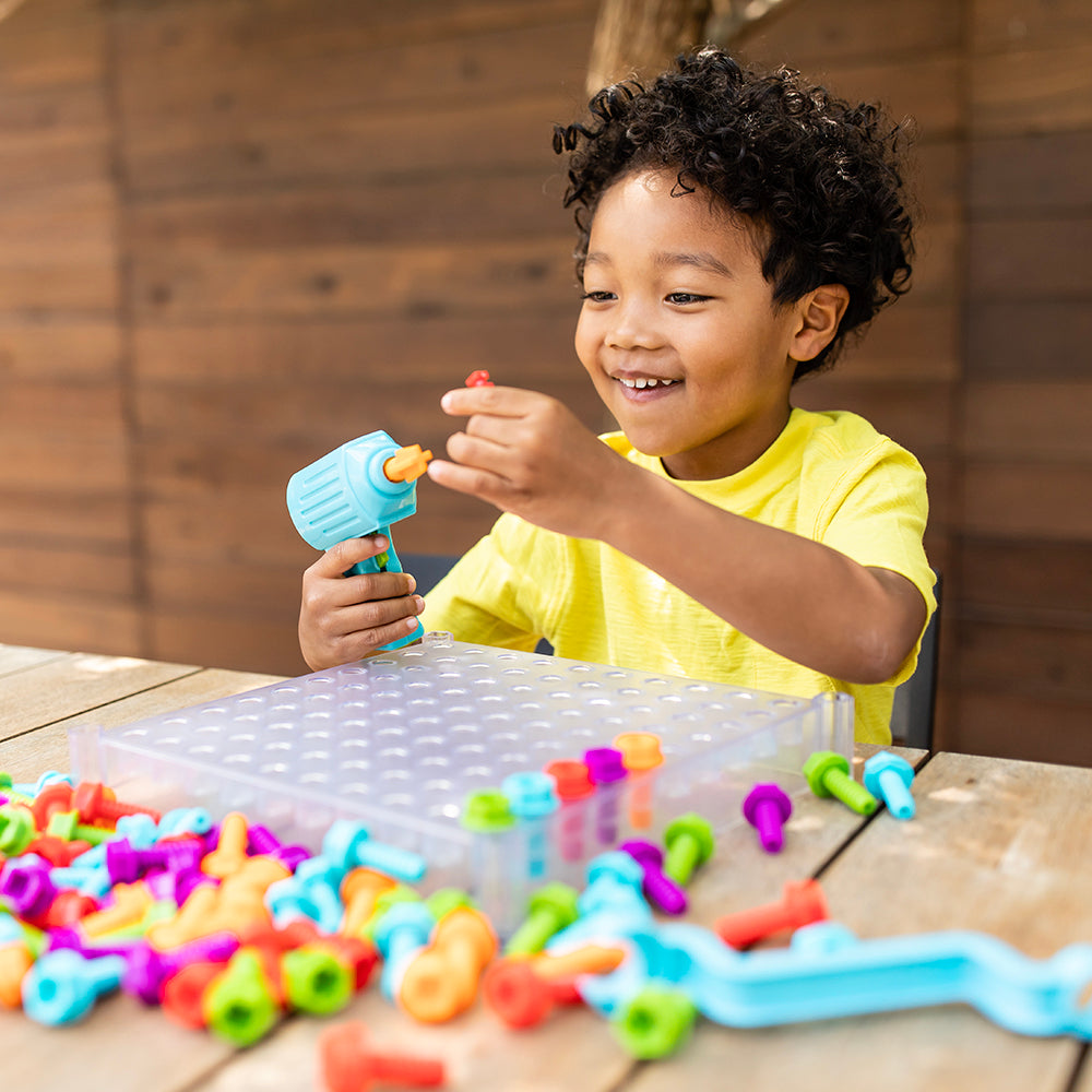 ورشة عمل إبداعية شفافة للتصميم والحفر من Learning Resources، لعبة بناء STEM للأطفال، تتضمن بطاقات أنشطة، ومثقابًا، ومسامير ملونة، للأعمار من 3 سنوات فما فوق